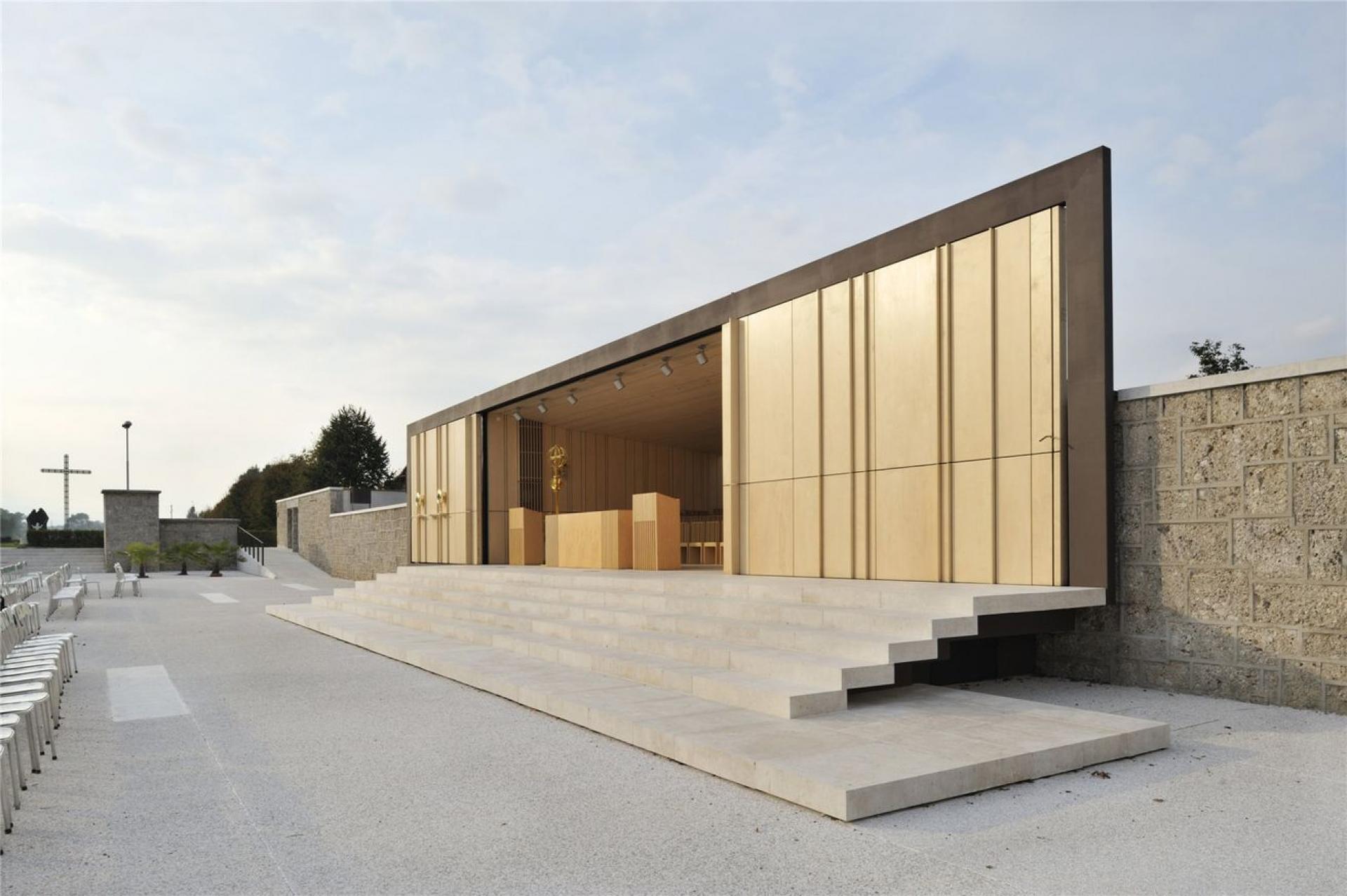 Marusa Zorec created a wall as a supporting element for the new structures of the chapel.