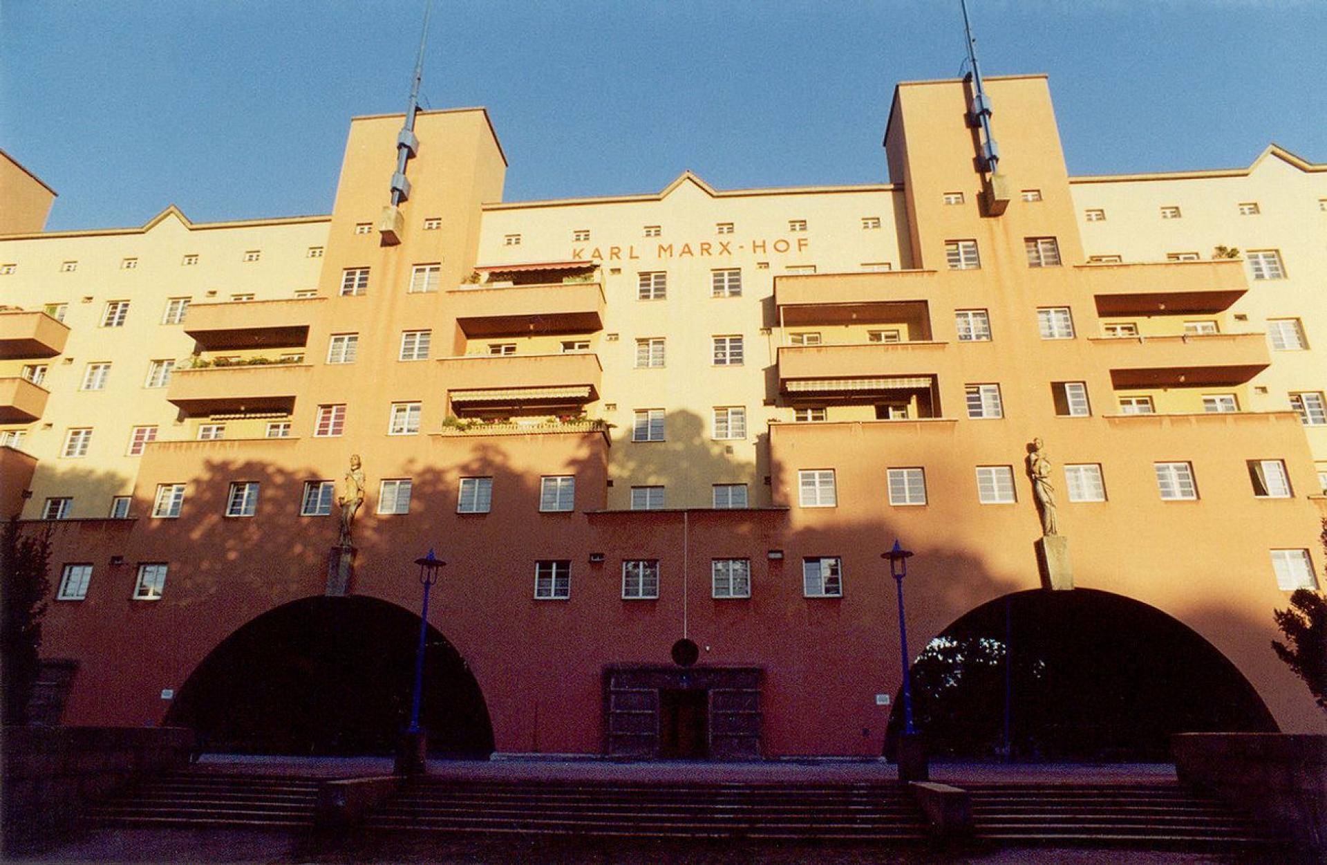 It´s flagship building, the Karl Marx Hof by Karl Ehn, for instance, was erected in the years from 1926 – 1930.| © 2005 by SPÖ via Das Rote Wien