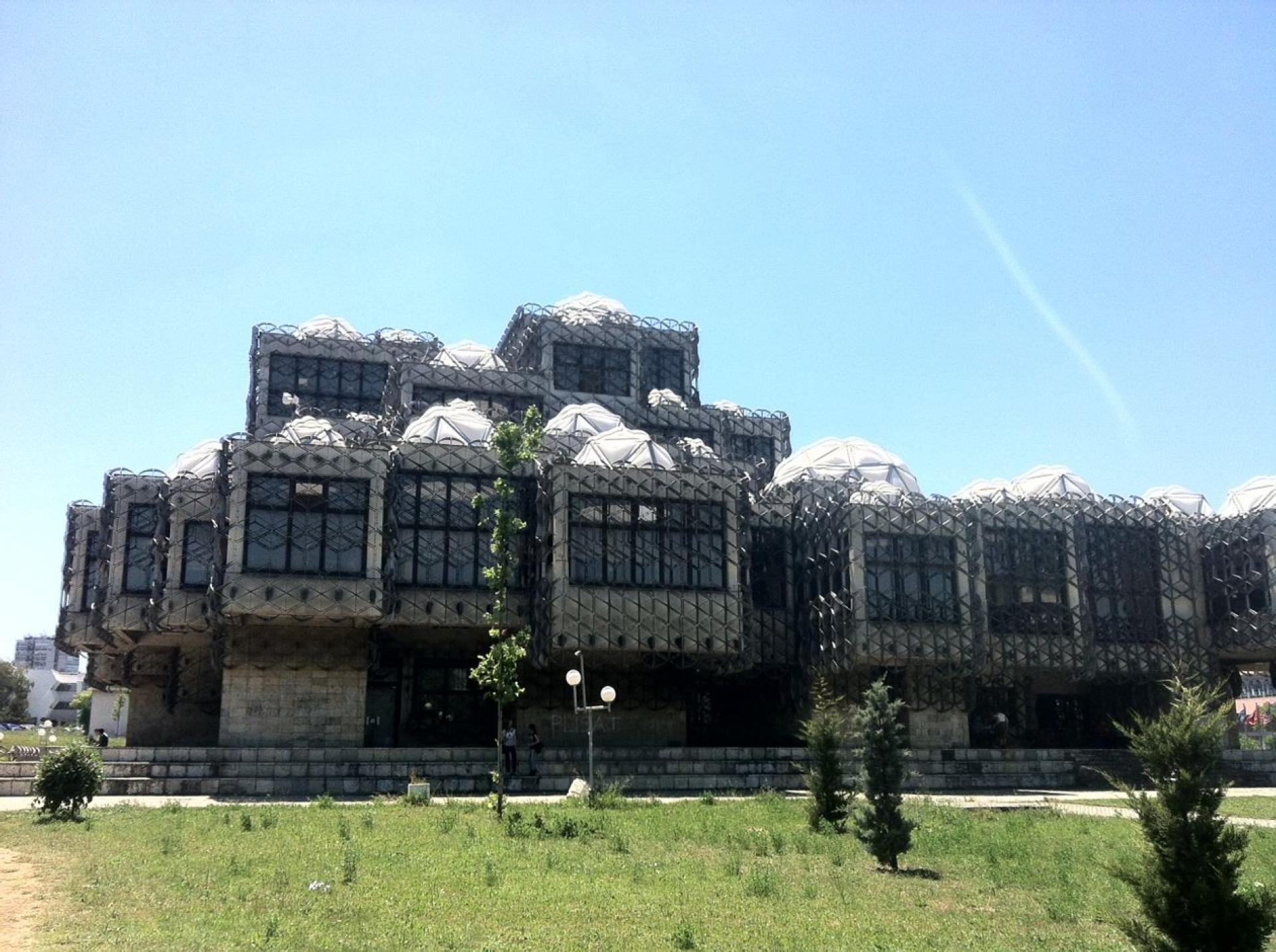 The National Library in Prishtina (1983) by Andrija Mutnjaković looks like a motley cluster of cubes, varying in size and height, rather like a village. The domes supply even, natural light to the reading rooms. The cube shape contributes to the compactness and the sense of protection, which is further reinforced by the aluminum net of hexagons that is draped over the building.