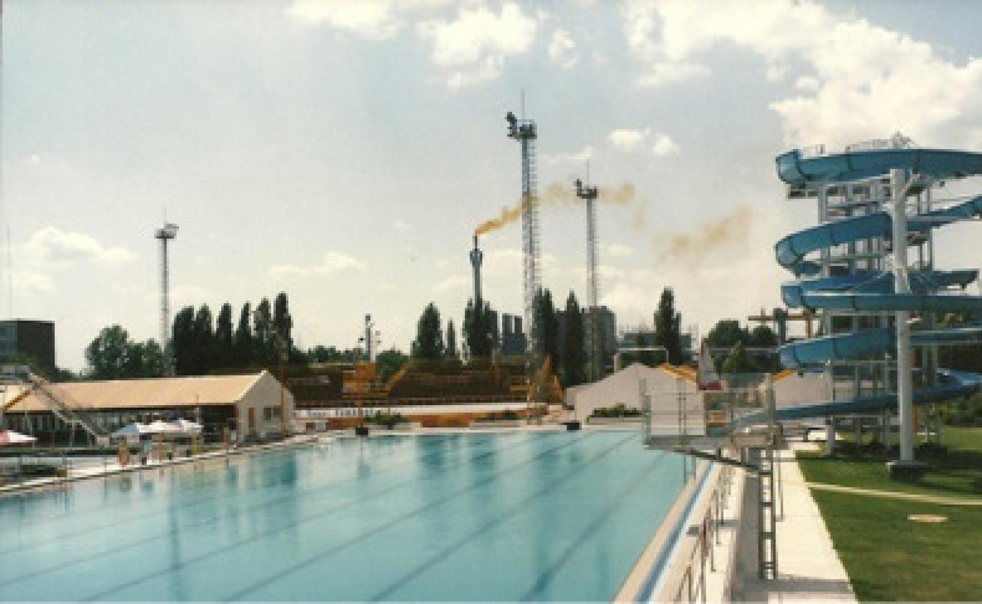 Outdoor swimming pool and skating rink next to the chemical factory | Source: Tiszaúváros Retro