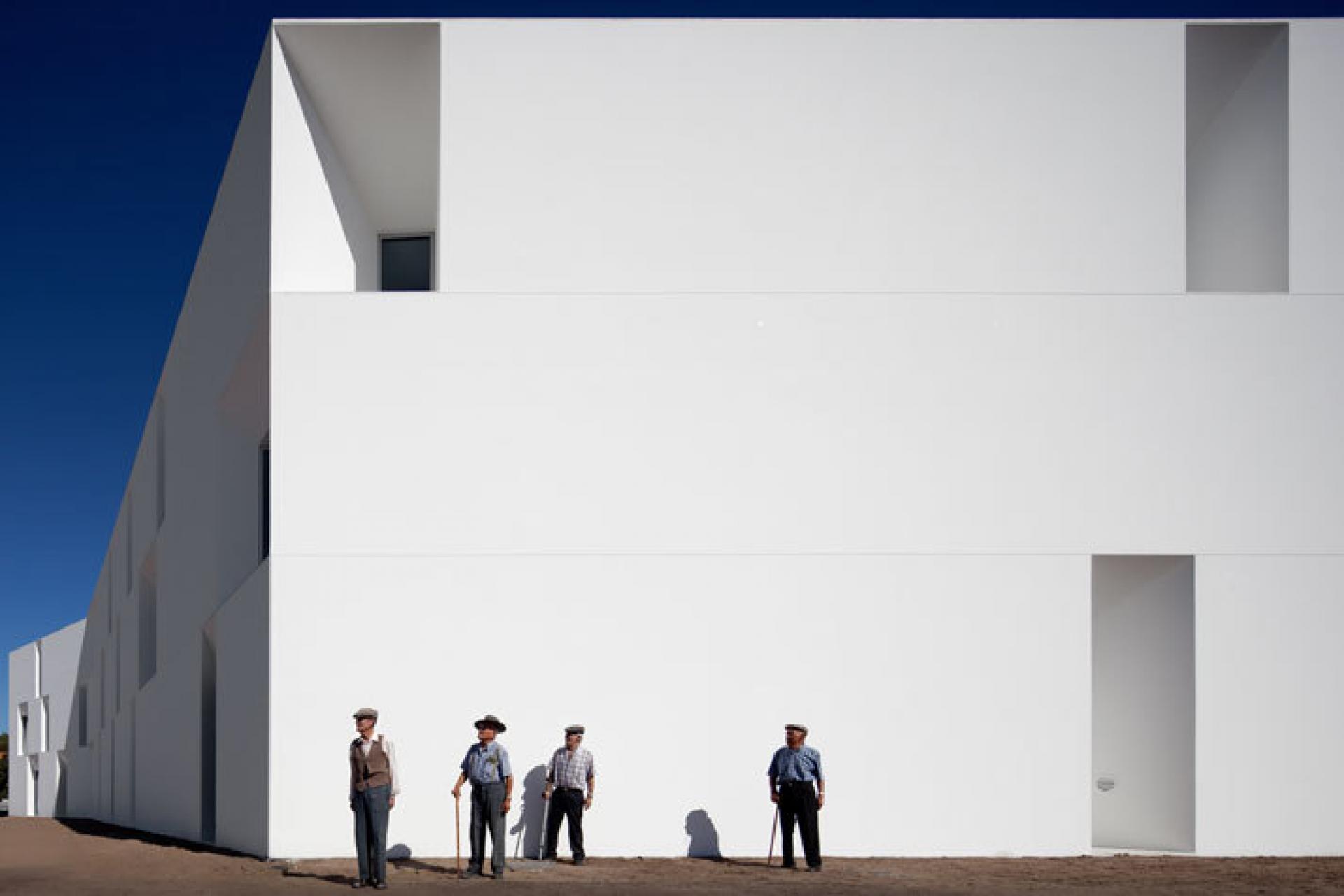 A wall that naturally rises from the topography. | Photo © Fernando Guerra