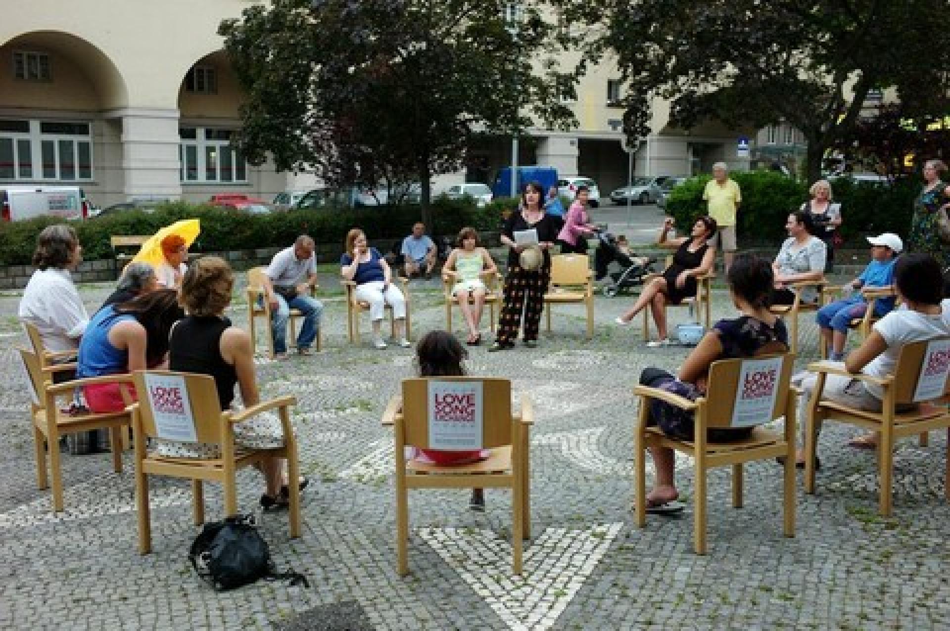 Residents from Sandleiten (Vienna) sing a cappella Love song exchange in public space.