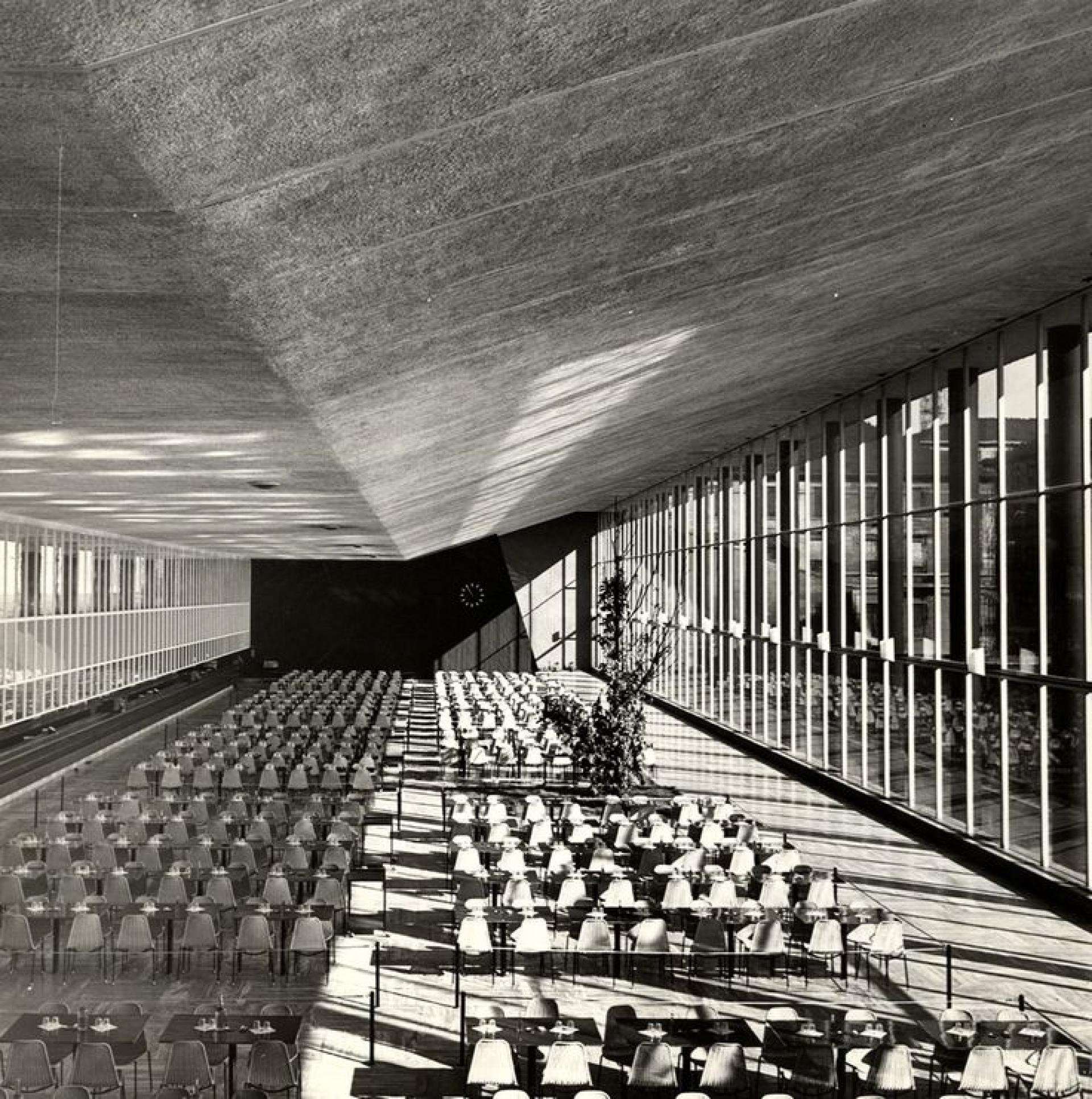 Workers Canteen for 1600 employees of Pirelli. | Photo © Archive Pirelli