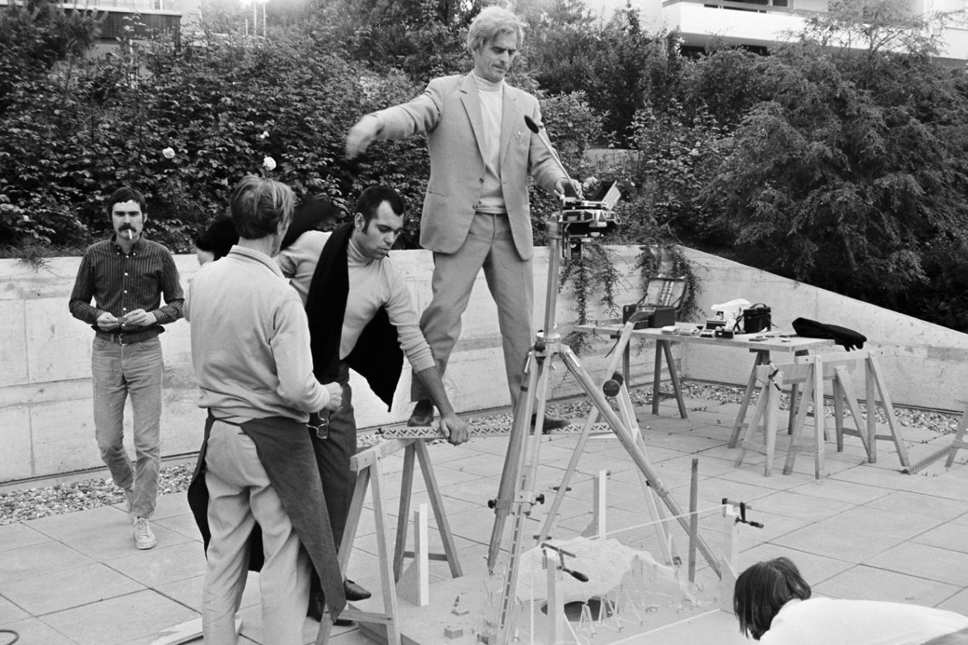 Frei Otto photographs the model of the roofing for the temporary terrace of the swimming pool for the Olympic Park in Munich | © saai | Südwestdeutsches Archiv für Architektur und Ingenieurbau, Karlsruher Institut für Technologie, Werkarchiv Frei Otto