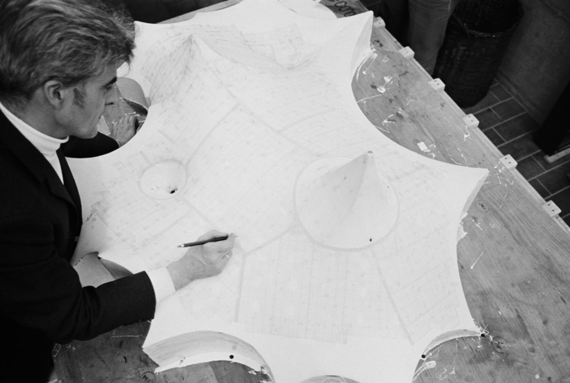 Frei Otto at the model of the swimming pool roofing for the Olympic Park Munich | © saai | Südwestdeutsches Archiv für Architektur und Ingenieurbau, Karlsruher Institut für Technologie, Werkarchiv Frei Otto