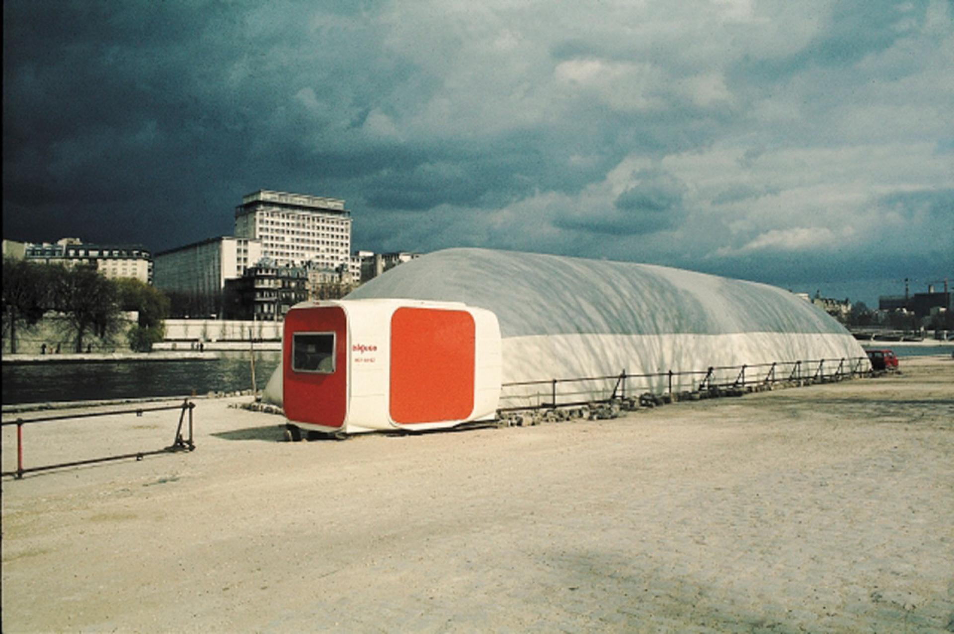 During the construction the architects set up their studio in an inflatable structure on the edge of the River Seine | Photo by Rogers Stirk Harbour