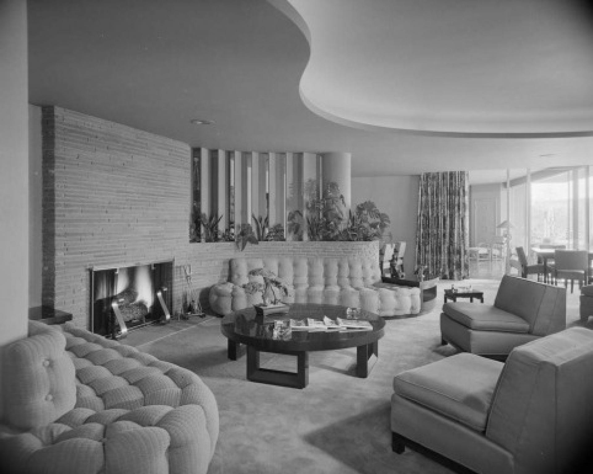 The living room of the Lillen Residence combines organic curvature with the modern lines. | Photo via The Paul Revere Williams Project
