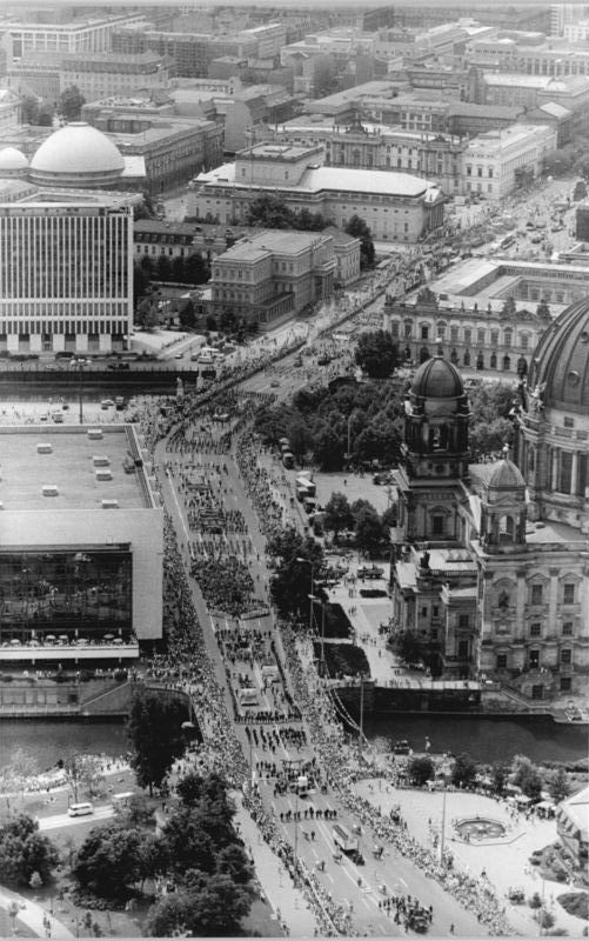 The Palace of the Republic (front left) located between Schlossplatz and the Lustgarten on an island in the River Spree and The Ministry of Foreign Affairs of GDR (back left) located in Schinkelplatz. | Photo via Bundesarchiv