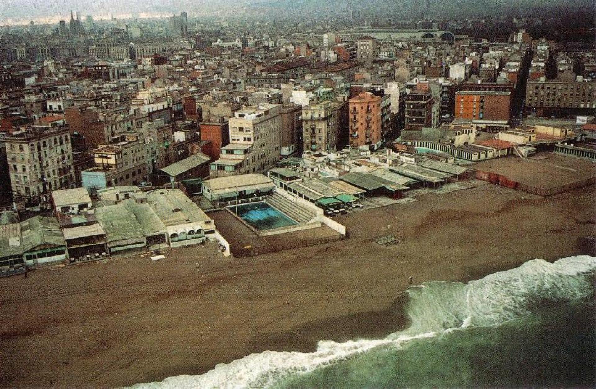 Barcelona waterfront in 1987, before the 1992 Summer Olympic games, was a polluted and abandoned industrial zone. | Photo via Paperblog