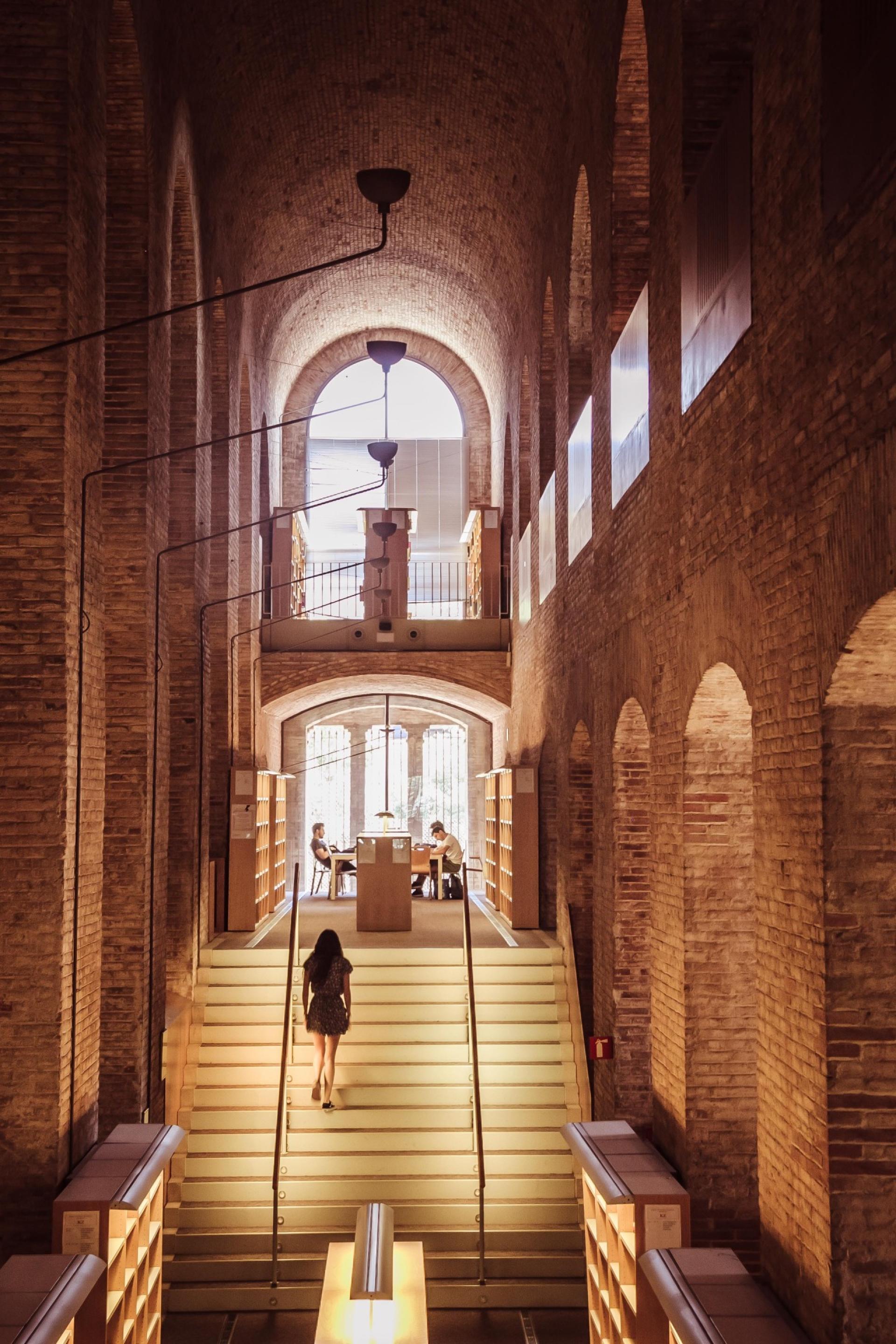 A forgotten water tank become a library. | Photo by Daniele Ronca