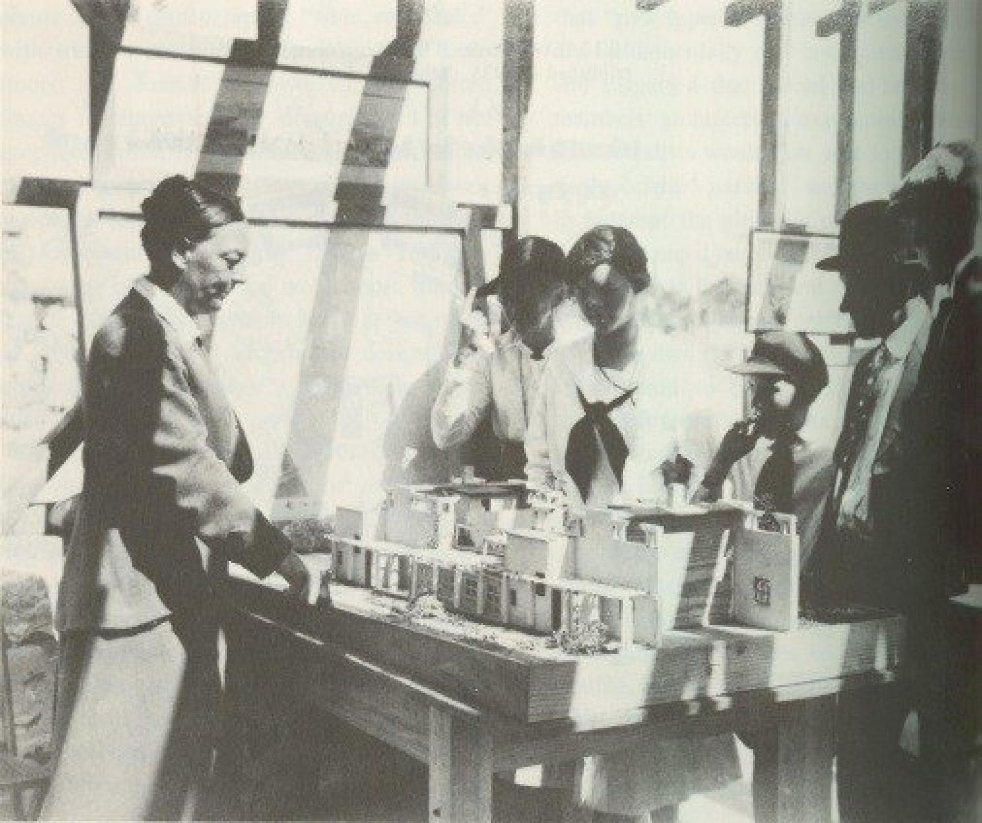 Alice Constance Austin showing models to Llano del Rio colonists in 1916. | Photo via by Atlas Obscura