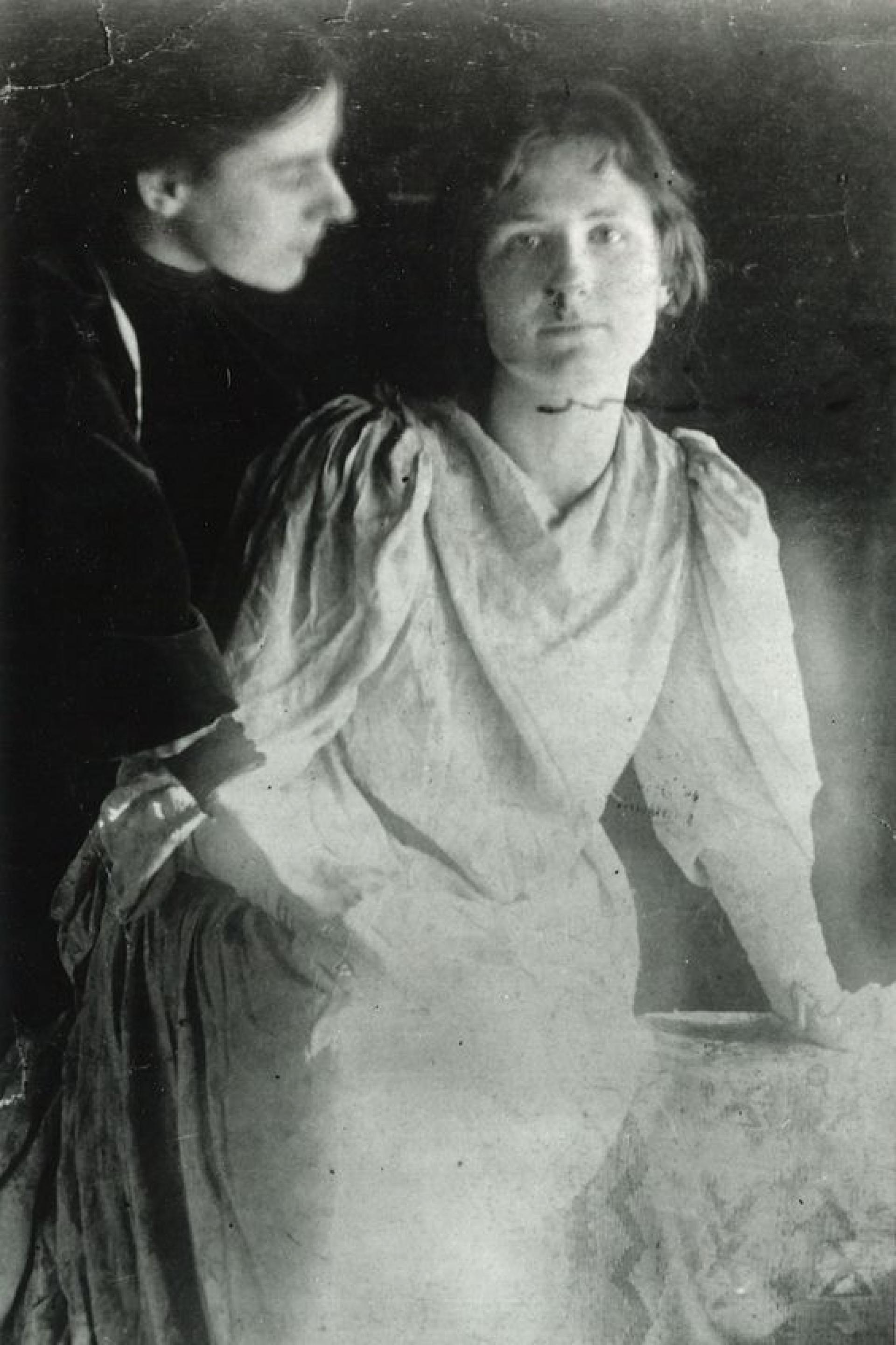 Marion Mahony (left) with Wright’s wife Catherine, 1907. | Photo via Curbed