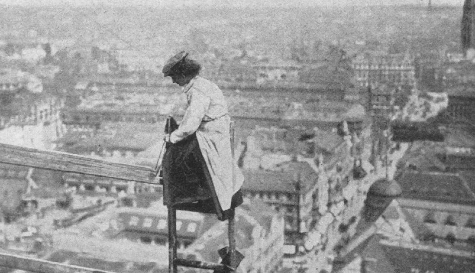 Fay Kellogg is pictured making repairs to the roof of Berlin’s City Hall in 1910. | Photo via by Illustrierte Frauenzeitung 38, from 1910