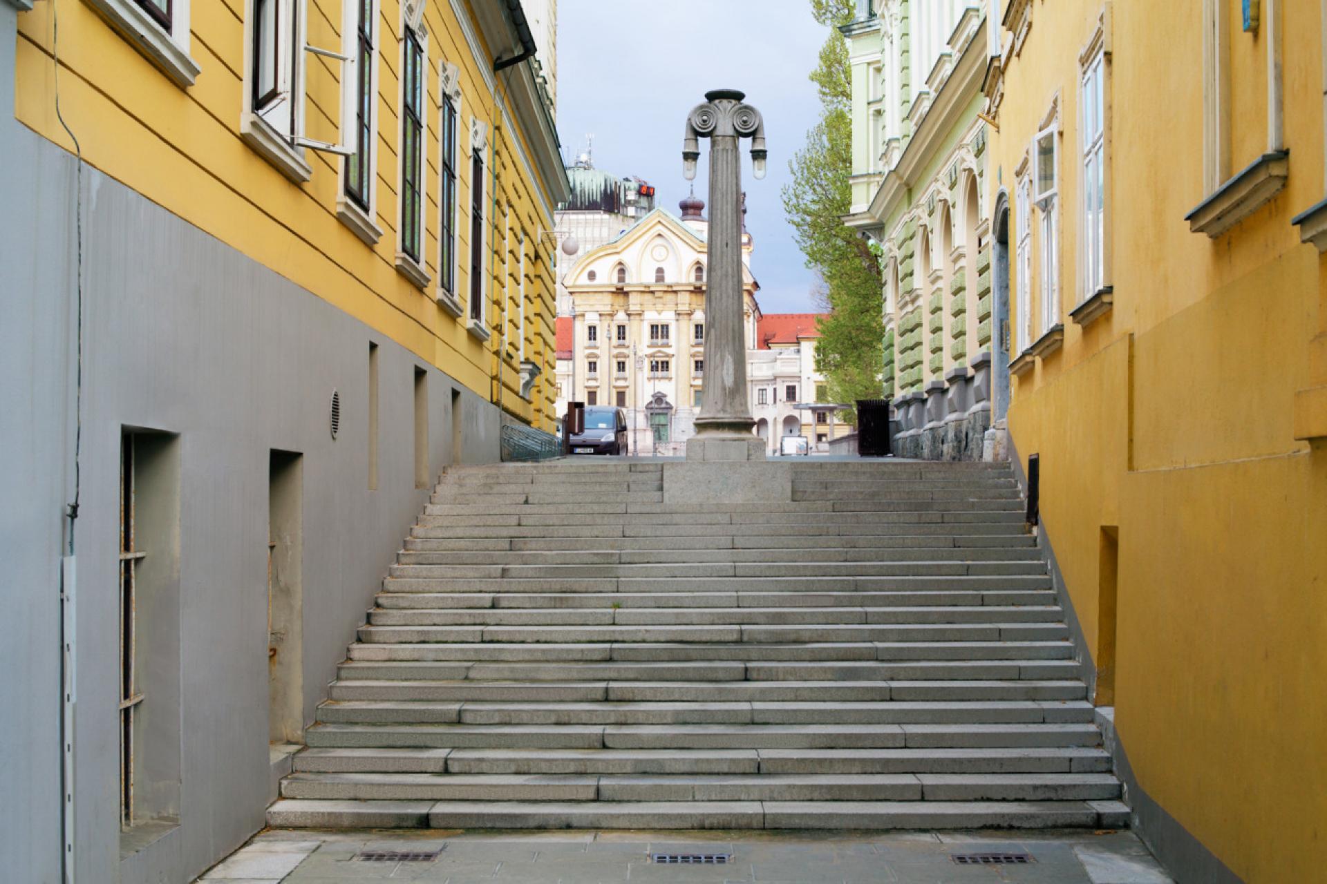 Small intervention Gledališka stolba emphasizes the Zvezda Park.| Photo by Andrej Peunik, MGML