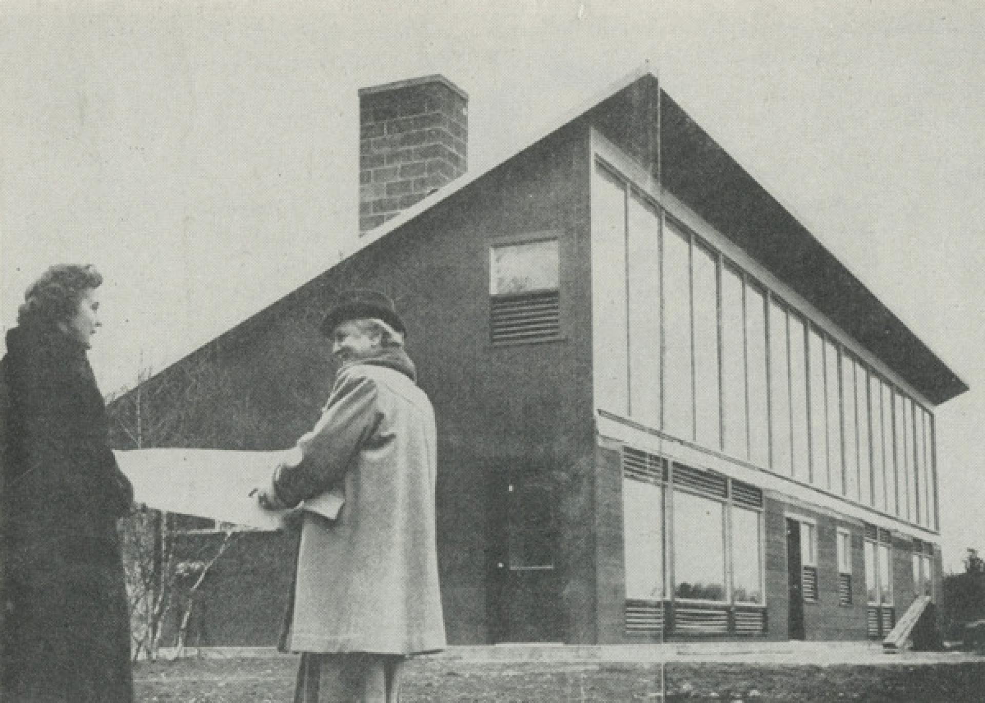 Raymond (right) with Maria Telkes in front of Sun House. | Photo by Courtesy of the Frances Loeb Library, Harvard University Graduate School of Design.