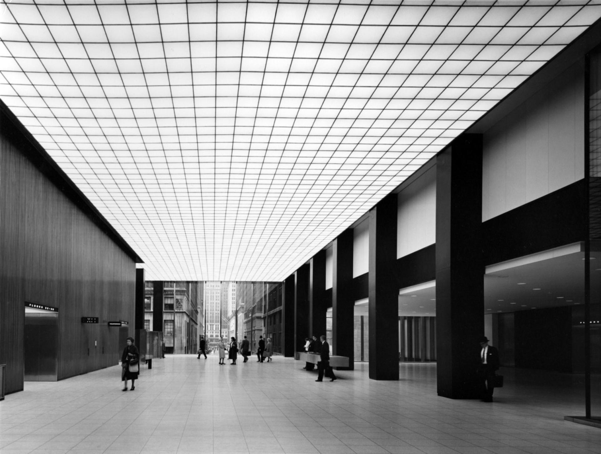 Entrance of the Union Carbide Building on Park Avenue by Natalie de Blois in the heart of New York City. | Photo by © Ezra Stoller | Esto