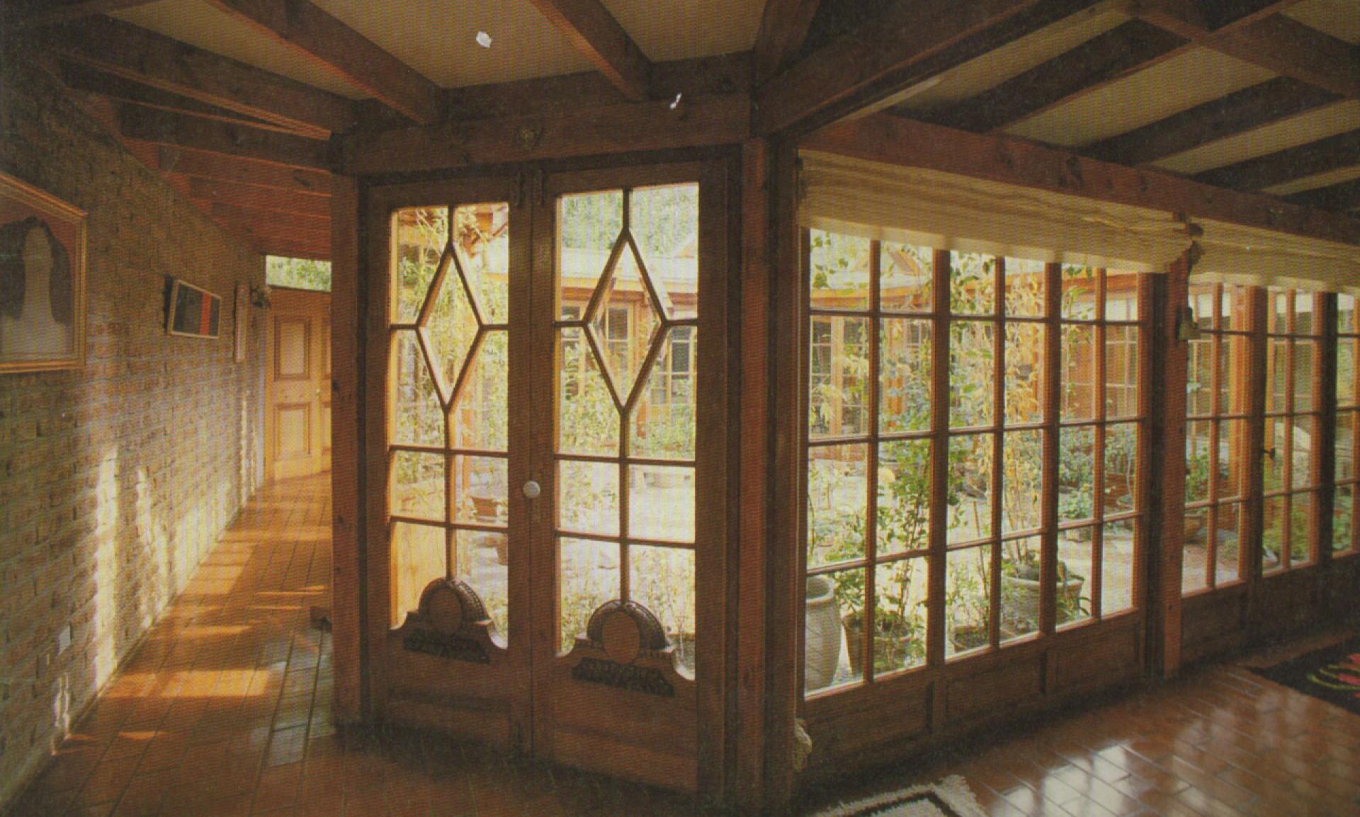 Central enclosed space at Comunidad El Canelo (1986). | Photo by José Pérez