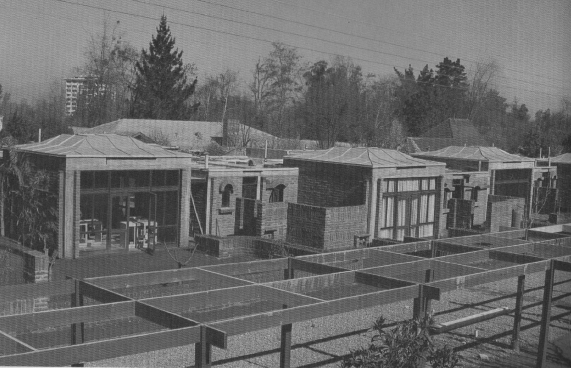 Exterior view at Comunidad Vicente Pérez Rosales (1981). | Photo by José Pérez