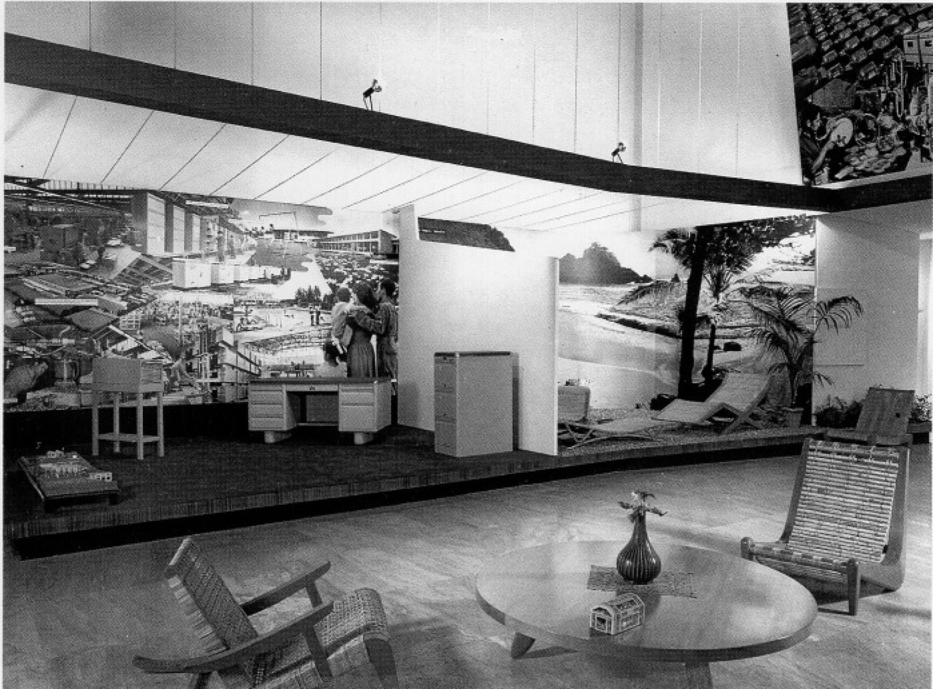 Exhibition “El arte en la vida diaria” in Bellas Artes Museum, 1952. | Photo via Salinas, Oscar. Una vida inquieta, una obra sin igual, UNAM, México, 2001