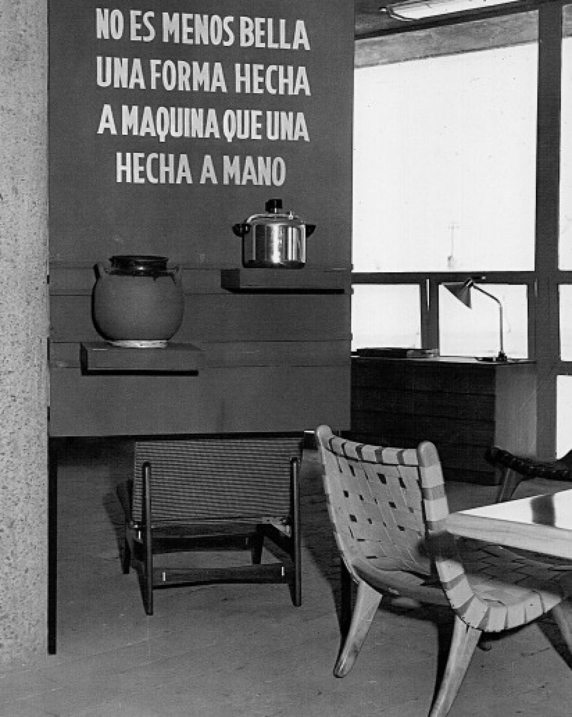 Exhibition “El arte de la vida diaria” in UNAM 1952. | Photo via Salinas, Oscar. Una vida inquieta, una obra sin igual, UNAM, México, 2001