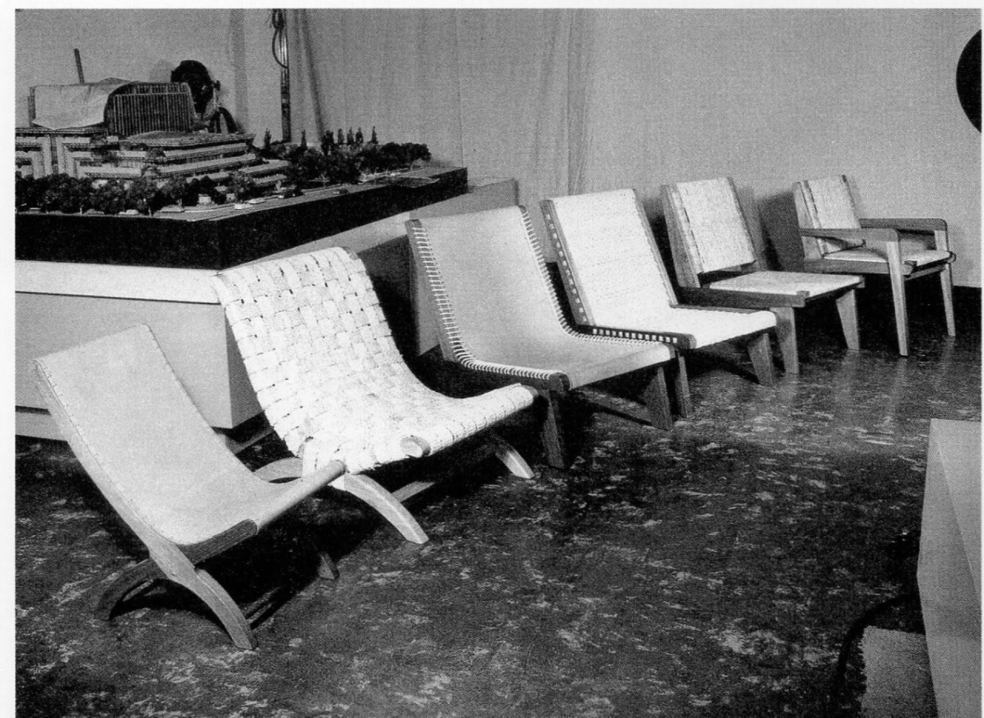 Clara Porset’s chairs in the Julius Shulman studio in California, 1952. | Photo via Salinas, Oscar. Una vida inquieta, una obra sin igual, UNAM, México, 2001