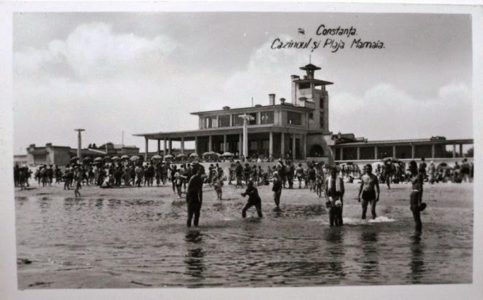 A crowded day at the beach in the late 1930s. | Postcard via radiovacanta.ro