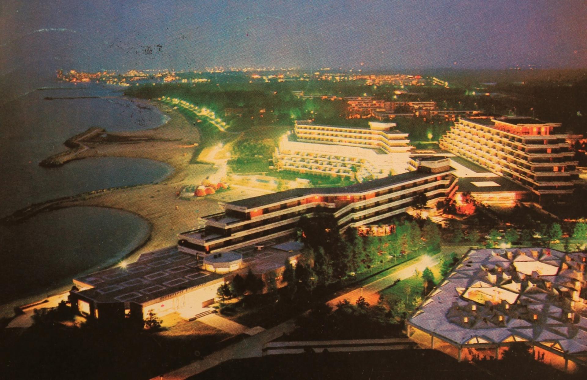 The “futuristic” silhouette of the Amfiteatru-Belvedere-Panoramic ensemble at night, Olimp (1971-1972). | Postcard author’s collection, Al. Florescu, 1974
