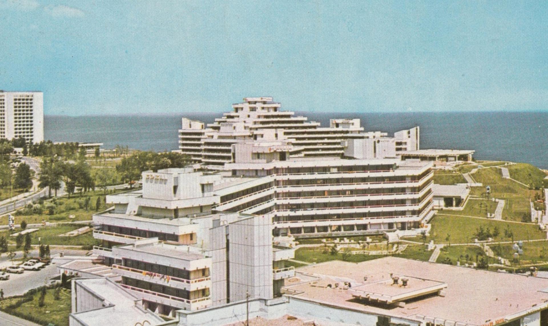 The distinctive silhouette of the hotels in Aurora resort (1972). | Postcard via sanuuitam.blogspot.ro, photographer C. Vladu, 1975