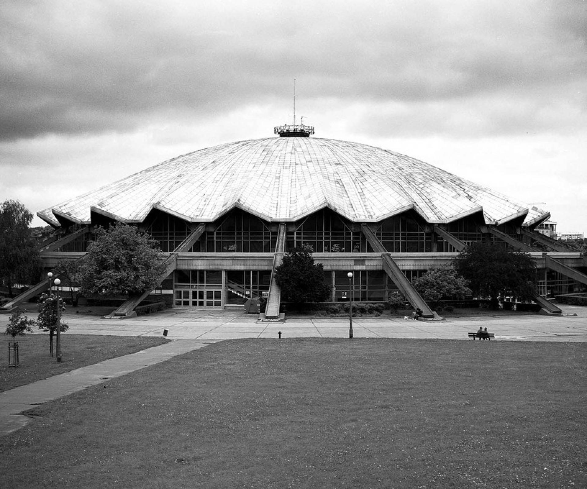 The sports arena in Poznan by Turzeniecki (1974). | Photo by © Filip Springer