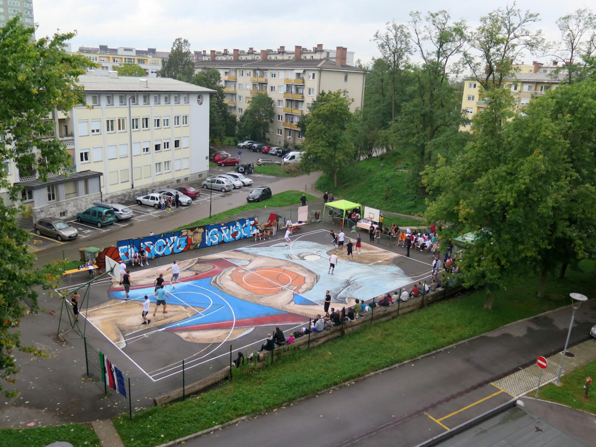 Basketball tournament in Savsko naselje in Ljubljana. | Photo via prostoRož