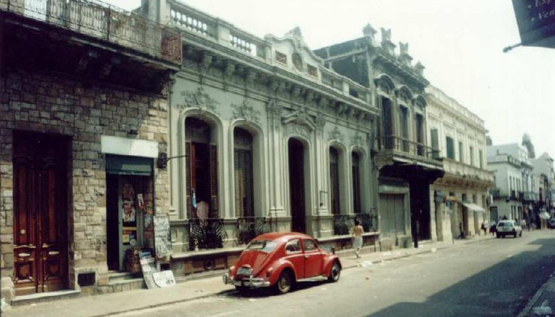 Mujefa is a collective housing for single mothers in a restored building in Montevideo’s historic centre. | Photo via Un dia una arquitecta