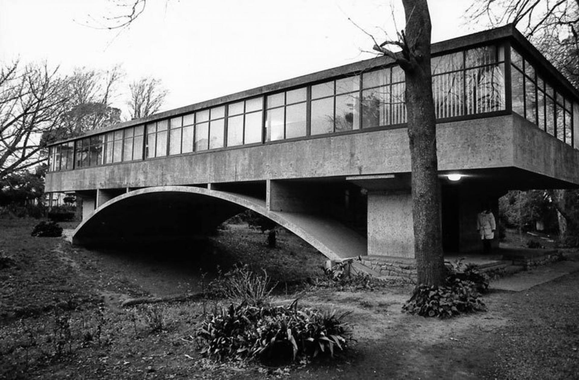 The house was designed in 1942 and it is conceived as a synthesis of three major geometrical gestures. | Photo via Socks