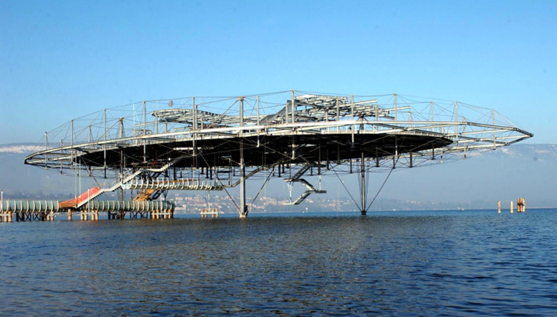 The lightweight tensegrity structure of the Blur building was built for the Swiss Expo 2002 on Lake Neuchatel.