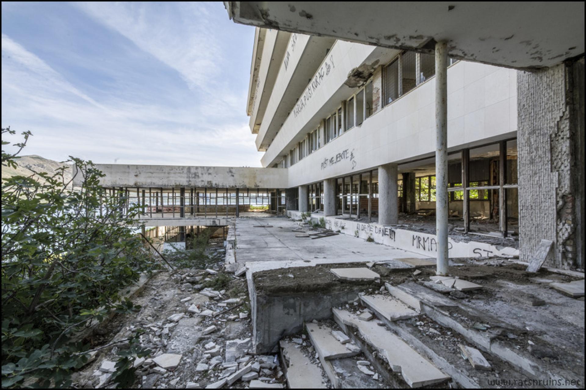 During the siege of Dubrovnik in 1991 the hotel was destroyed. | Photo via Oris