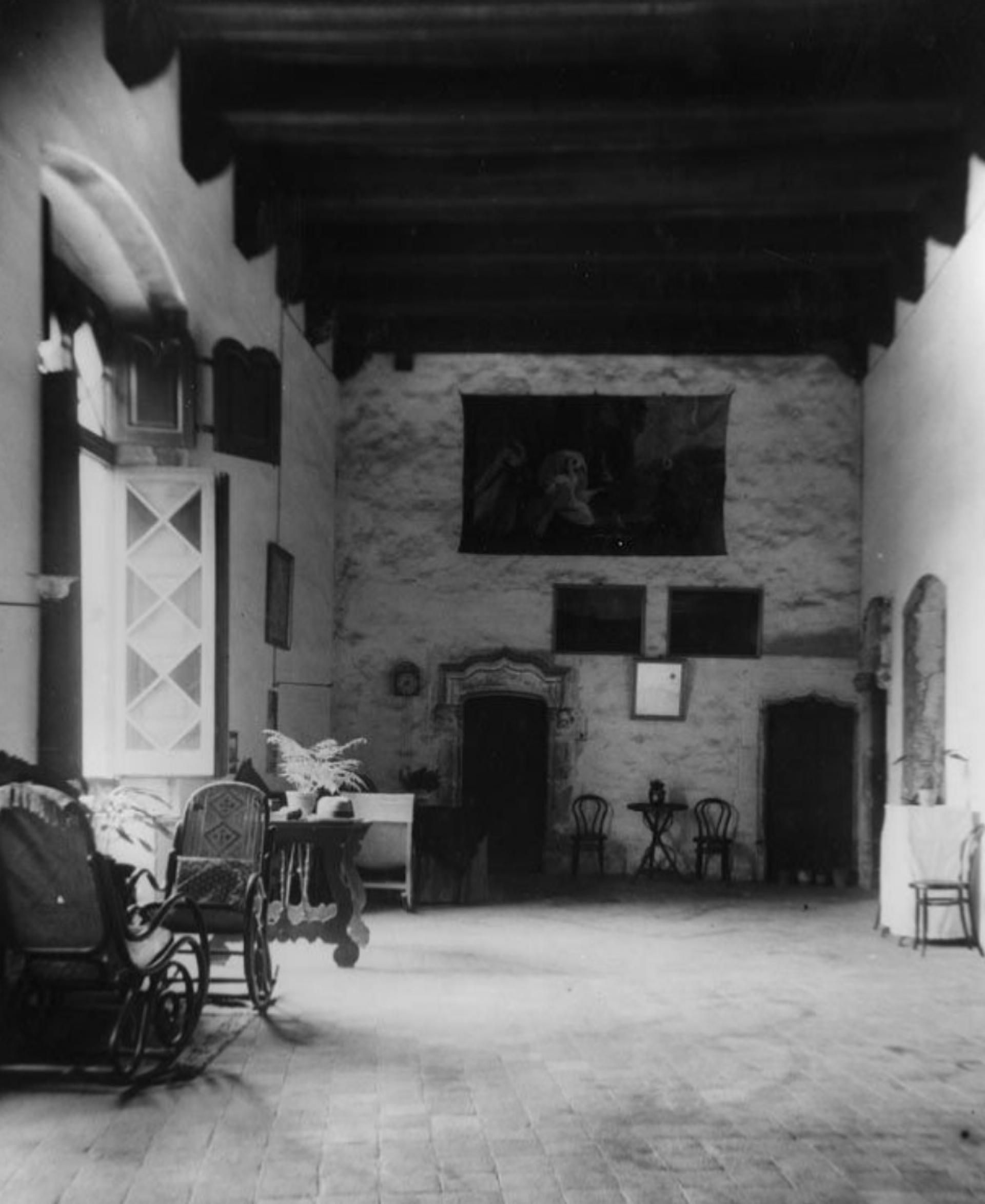 Interior of a "sala de la pallaresa" (main social room) in Santa Coloma de Gramenet. | Photo © Josep de Cabanyes, Estudi de la Masia Catalana (C.E.C.)