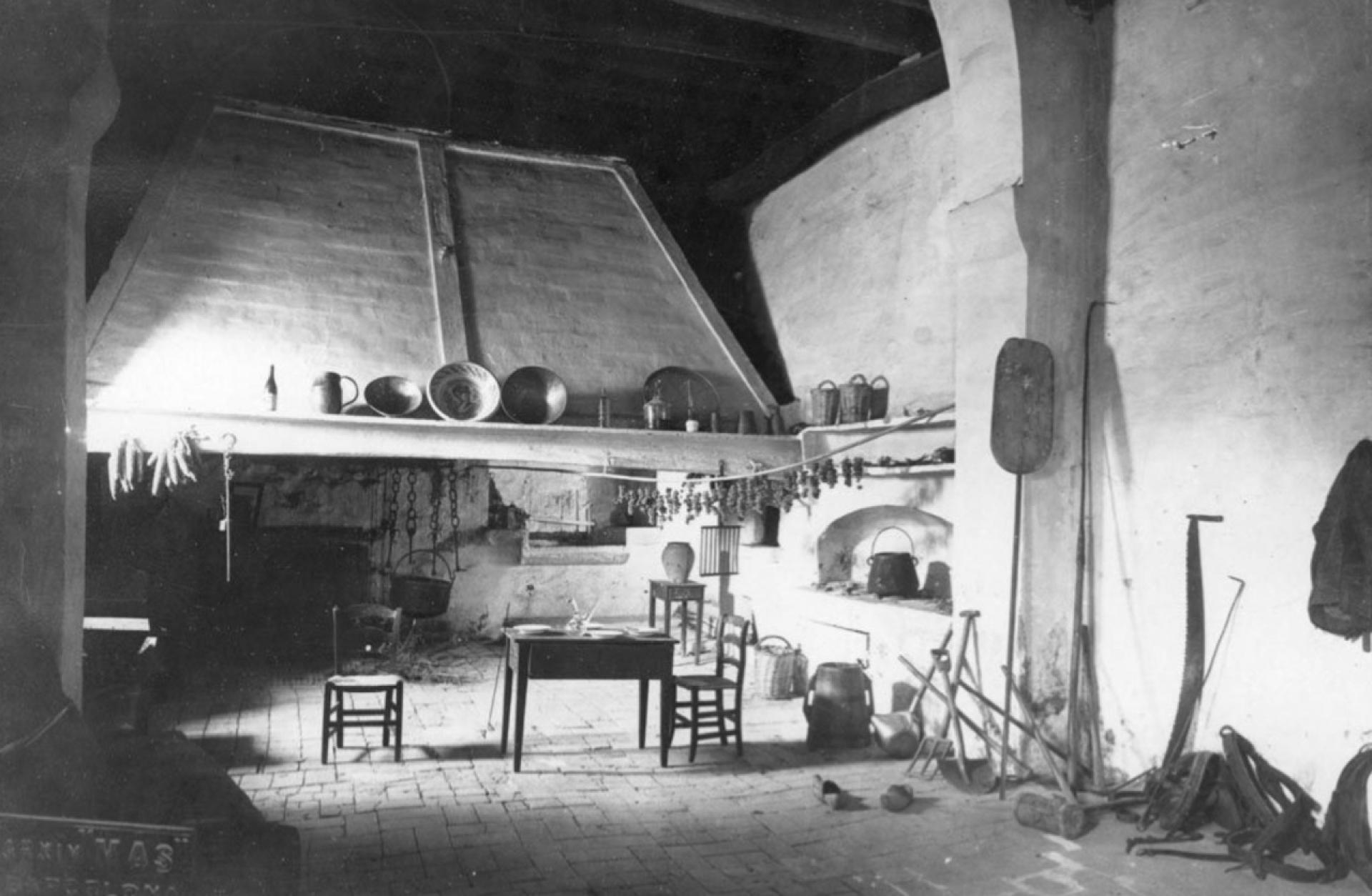 Kitchen with a floor fireplace in the Vilassar Castle, equipped with furniture, utensils, and tools. | Photo © Unknown, Estudi de la Masia Catalan (C.E.C.)