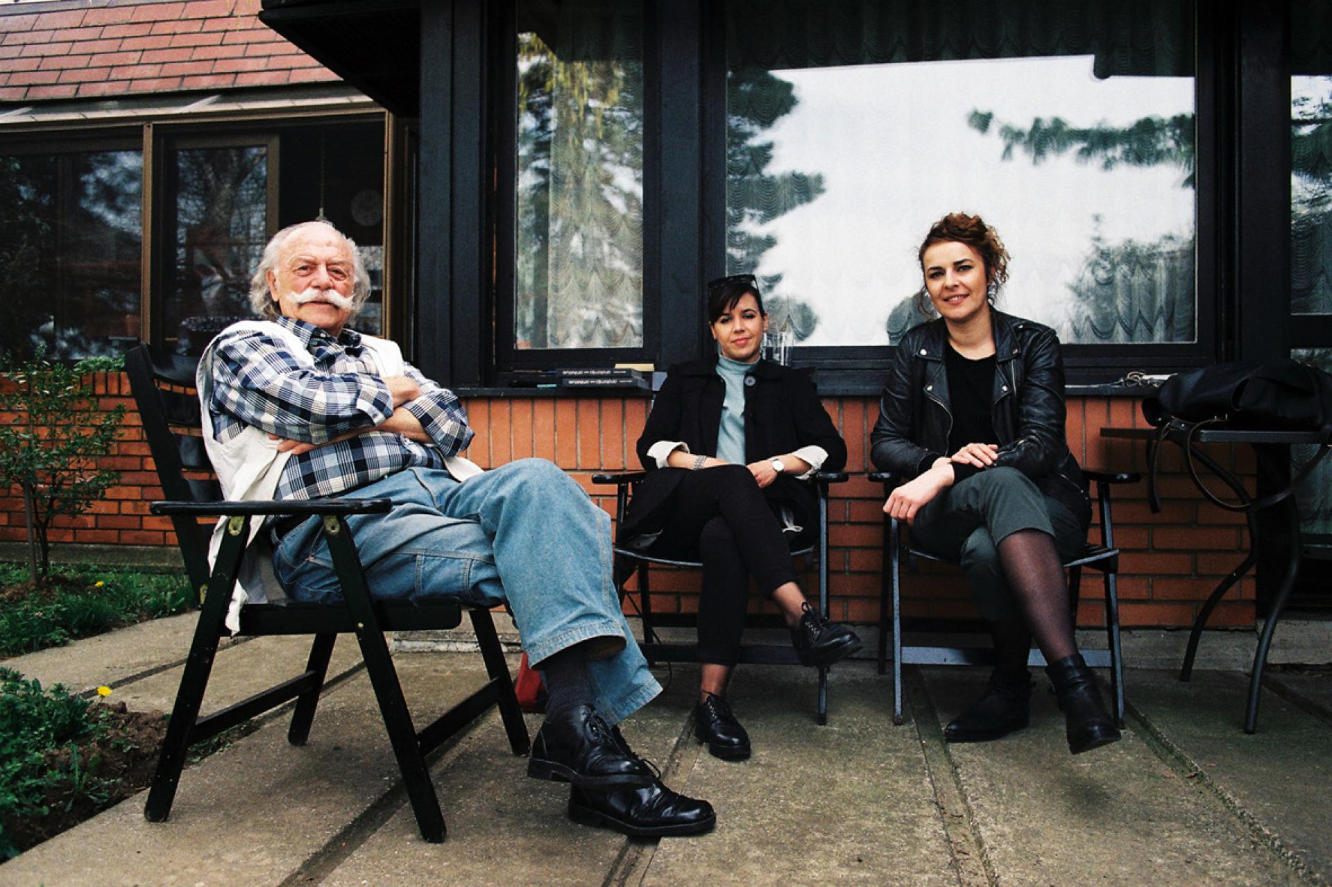 Dragoljub Bakić, Ljubica Slavković and Iva Čukić in a garden in the Višnjička Banja neighborhood in Belgrade.