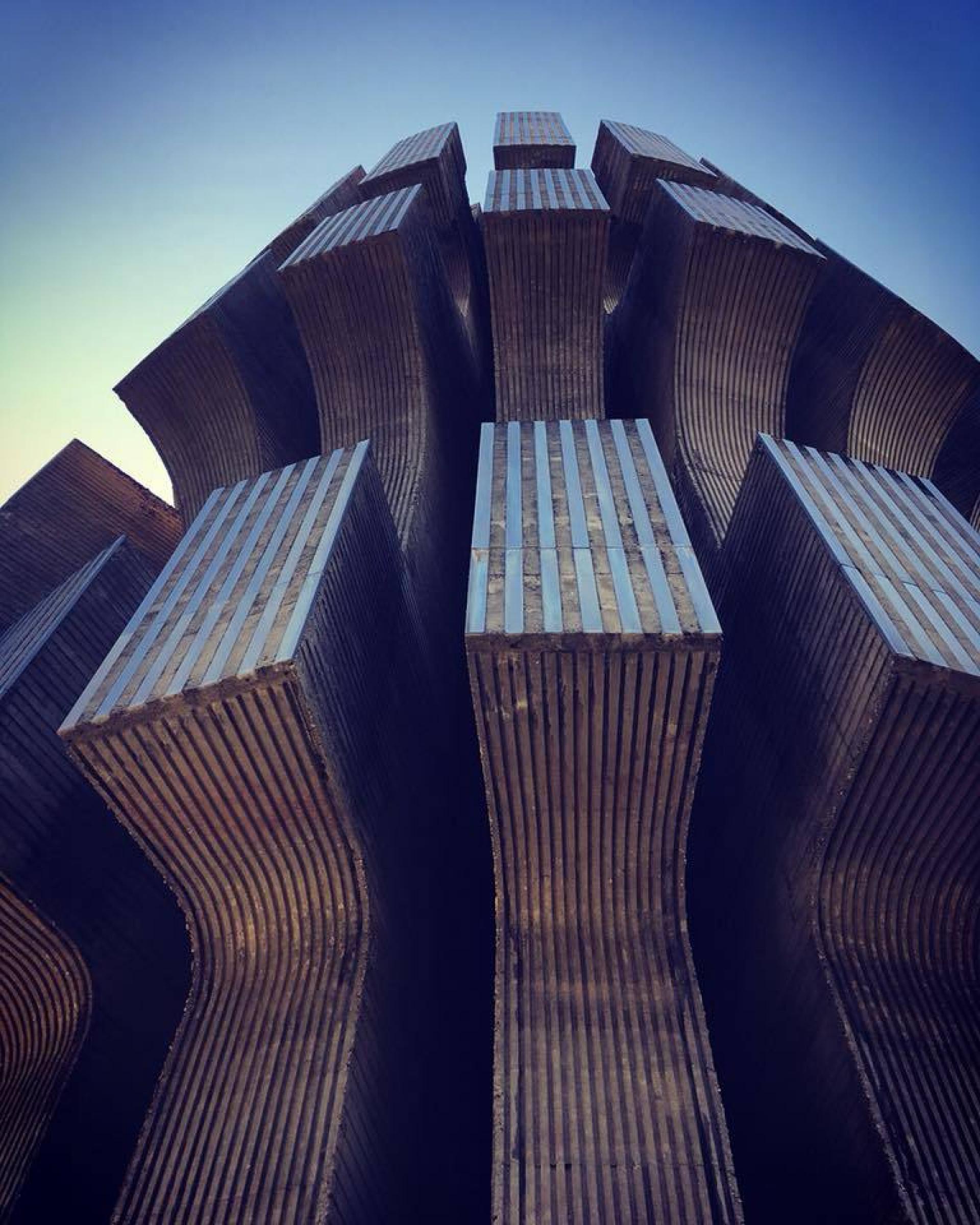 Džamonija developed a perfect structure for the Monument to the Revolution at the Mount Kozara (1972), where the sculpture is constructed as architecture.