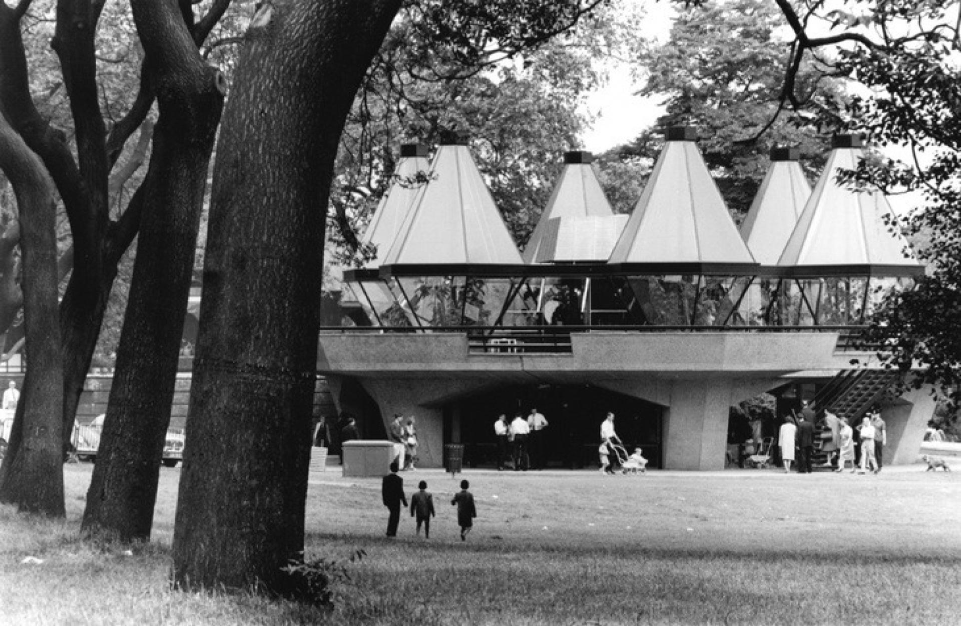 The indoor part of the restaurant was covered by glass pyramid-shaped roofs, which were the most famous characteristic of the building. | Photo via Londonist