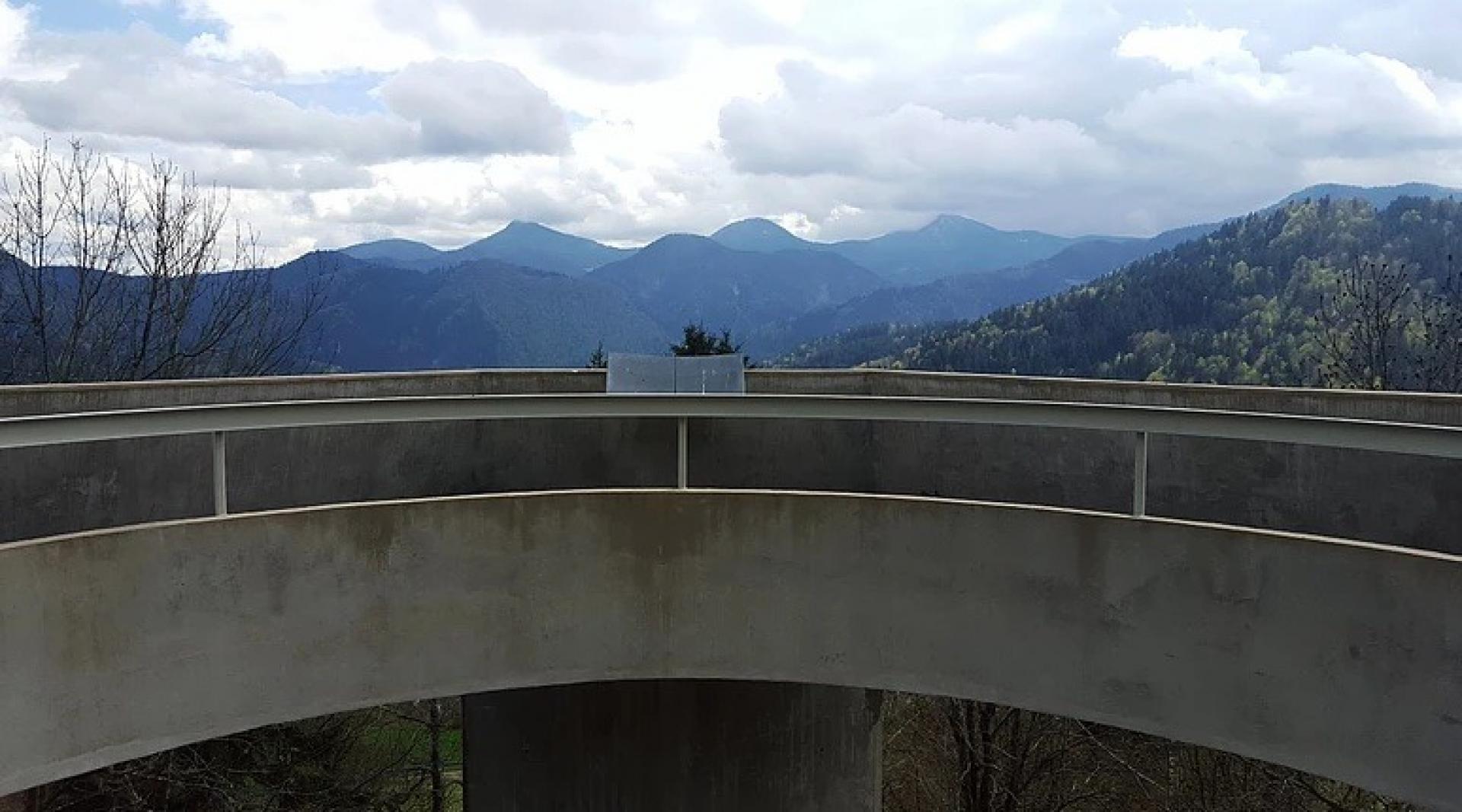 On the upper-level of the Monument to the Battle of Dražgoše is a viewing platform and promenade. | Photo via Spomenik Database