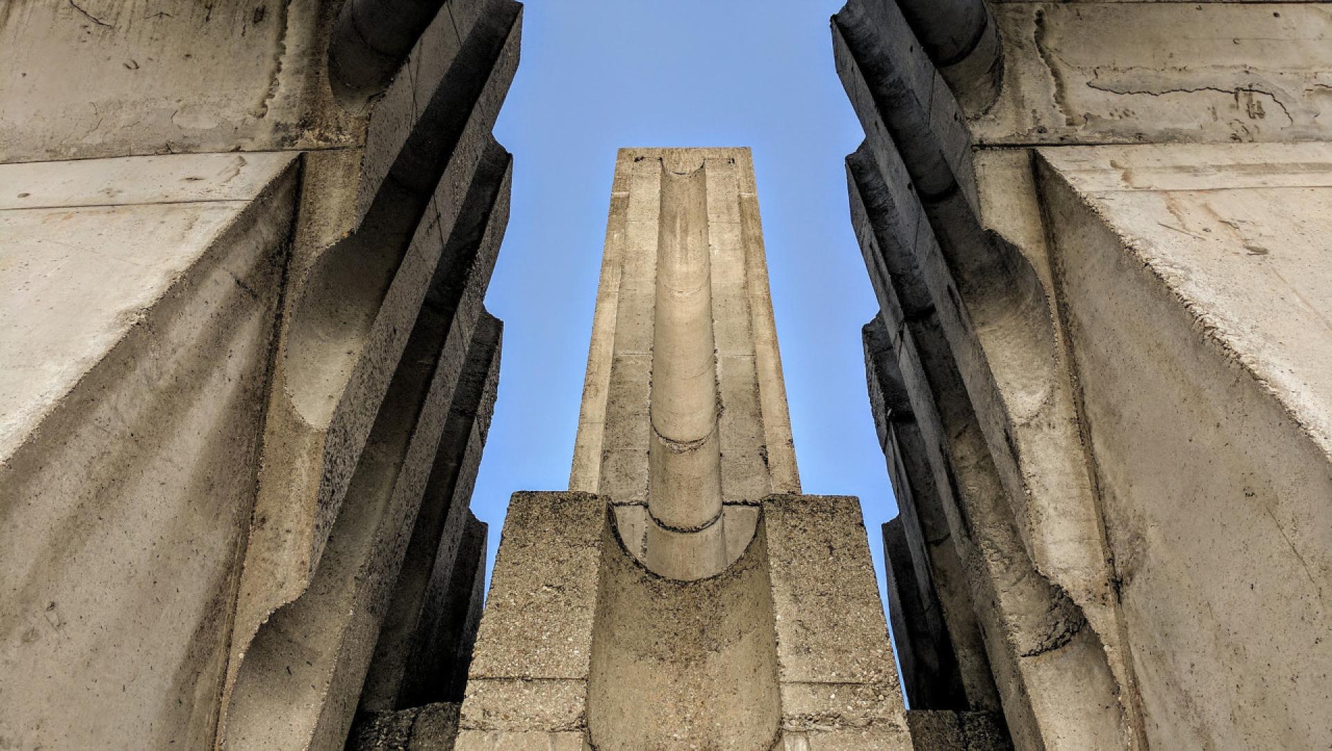 Monument to Fallen Soldiers symbolize smiles of the soldiers sentenced to death before being executed. | Photo via Spomenik Database