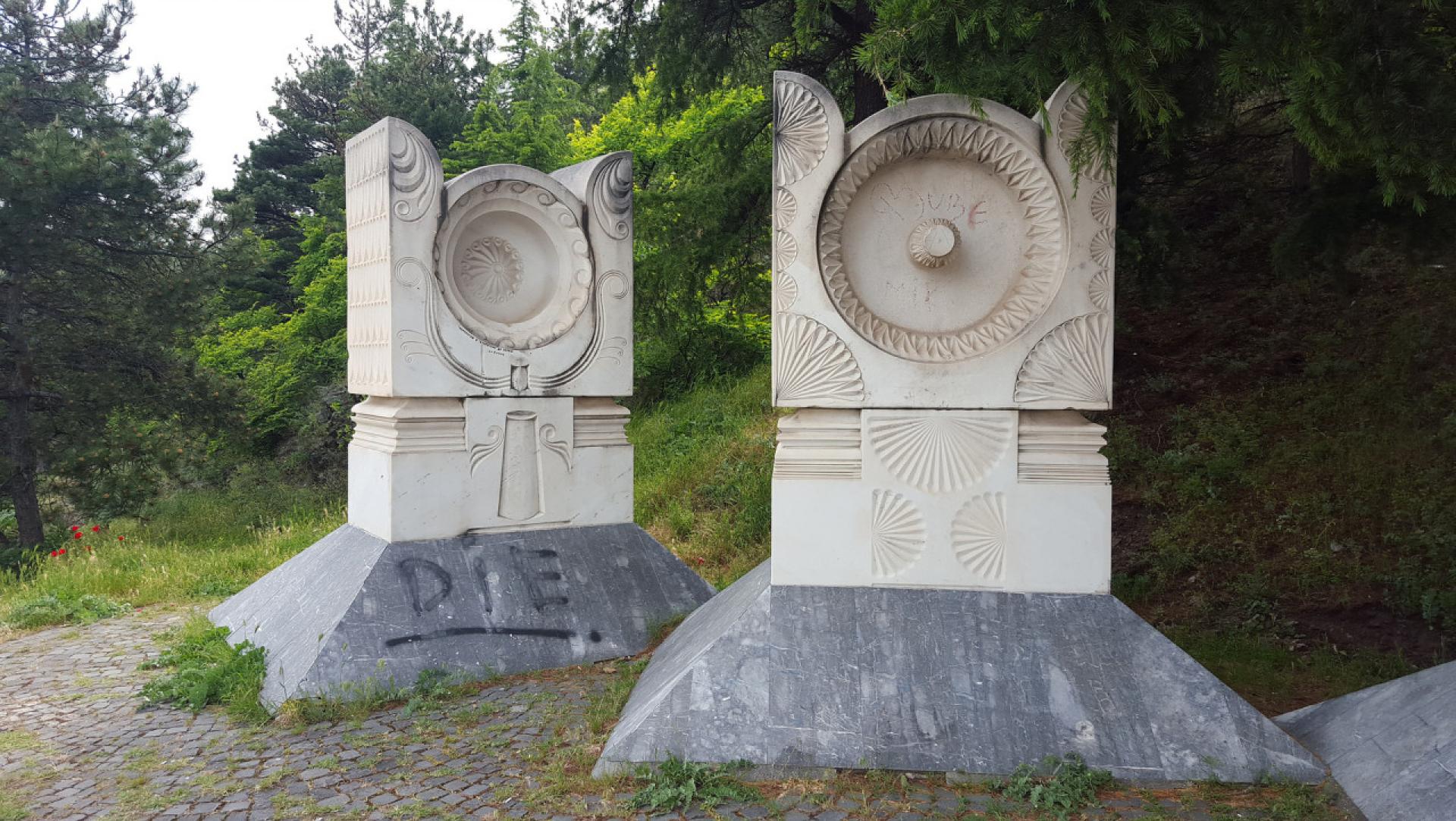 Bogdan Bogdanović situated this memorial on the hillside, set into two separate terraces. | Photo via Spomenik Database