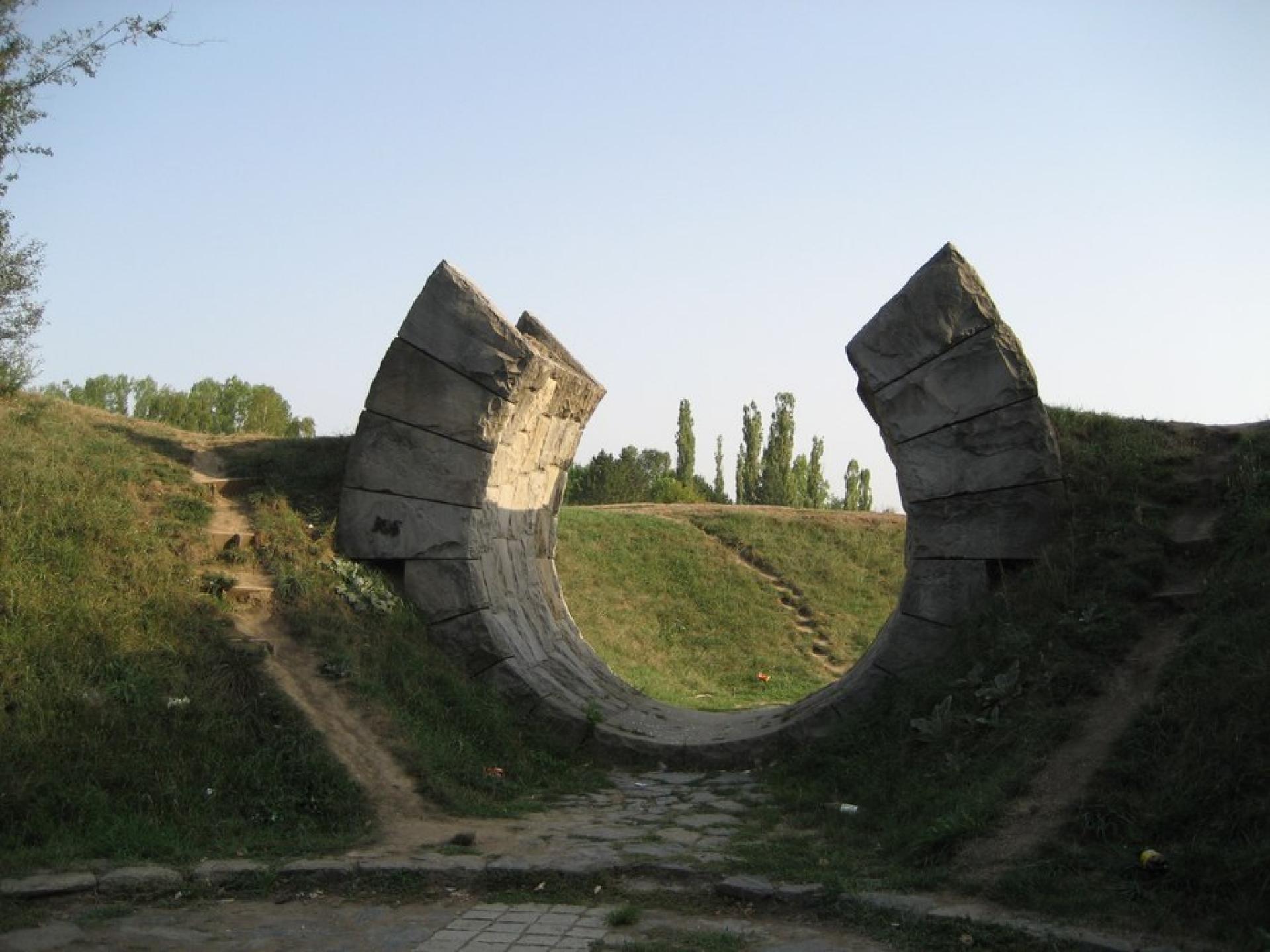 “Under this sky, human, straighten up. Bread and freedom are the same thing to us.” at the Memorial Complex Slobodište | Photo via Wikip