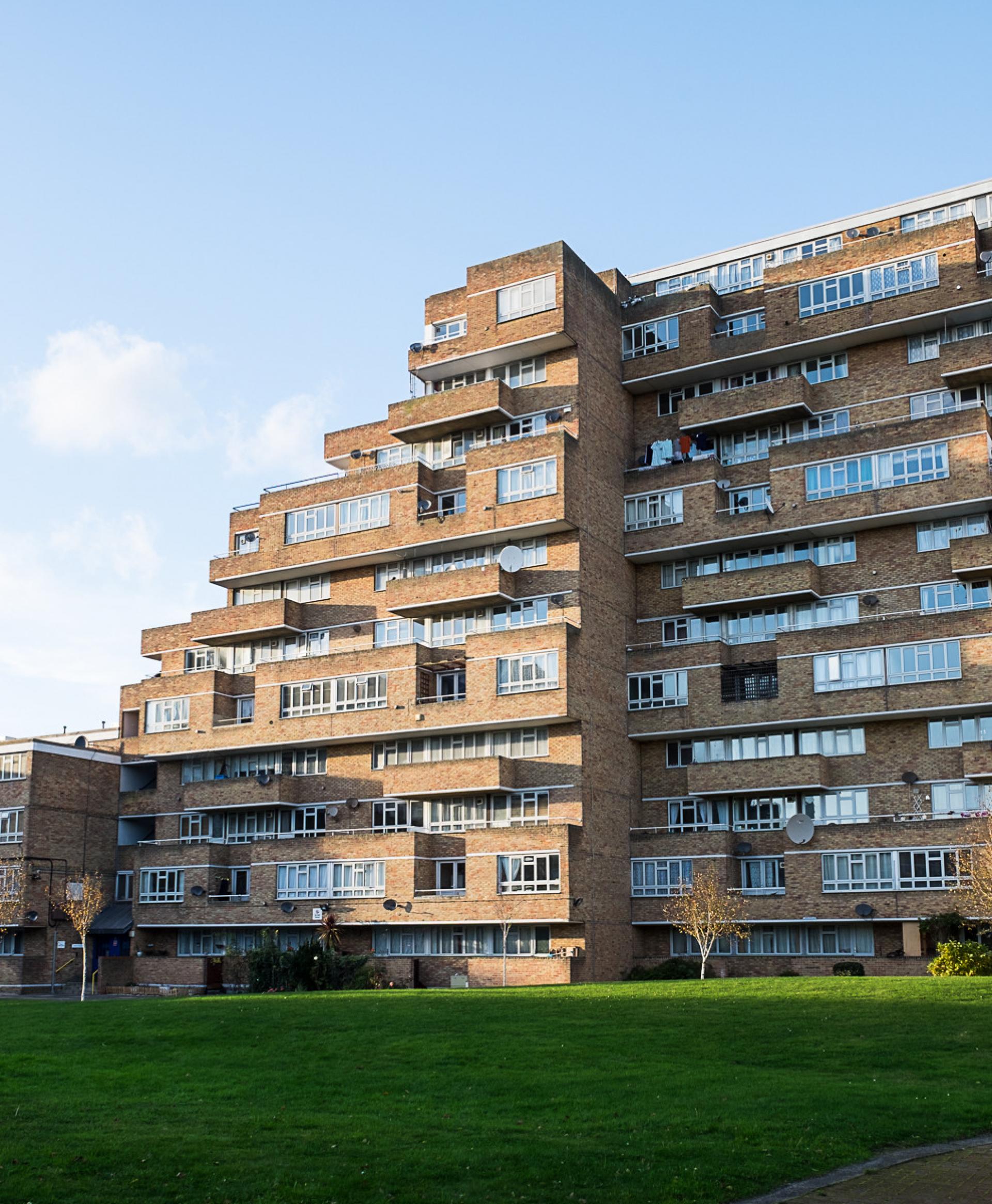 The design of Dawsons Heights takes advantage of its hill-top location by following the contours of the landscape. | Photo via C20 Society