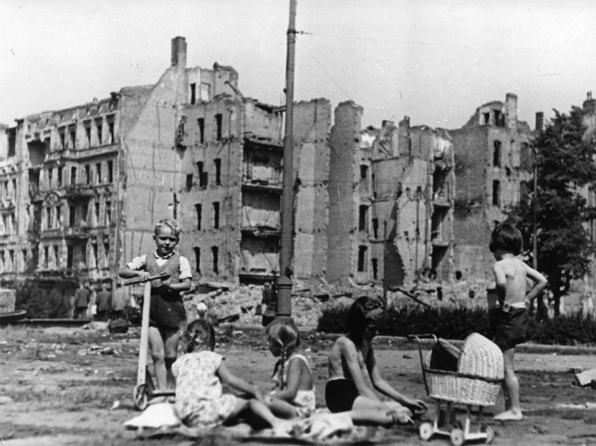 Children in bombed out Berlin in 1945. | Photo Otto Donath via Berliner Ferlag