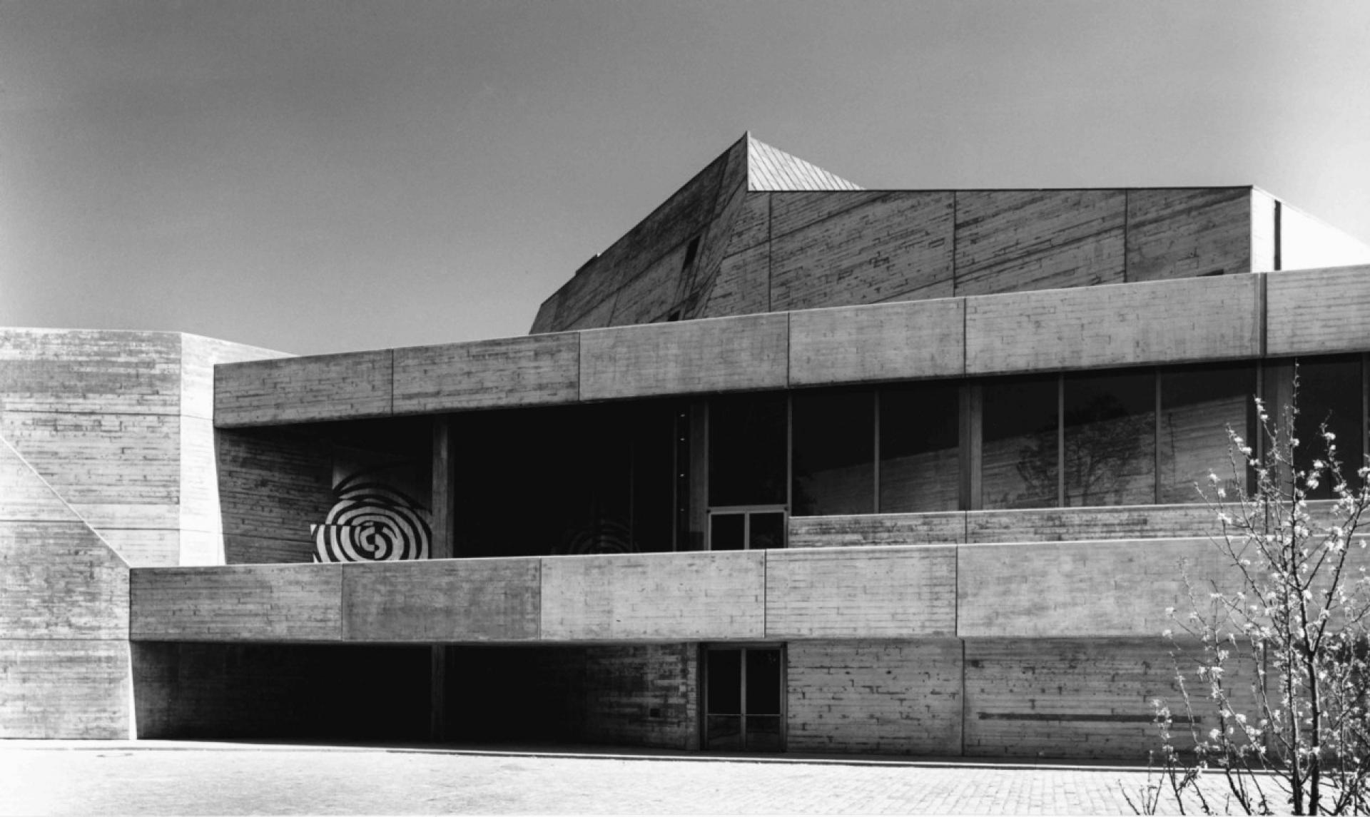 The theater captured shortly after its completion in 1966 by Sigrid Neubert. | Photo via Baunetz