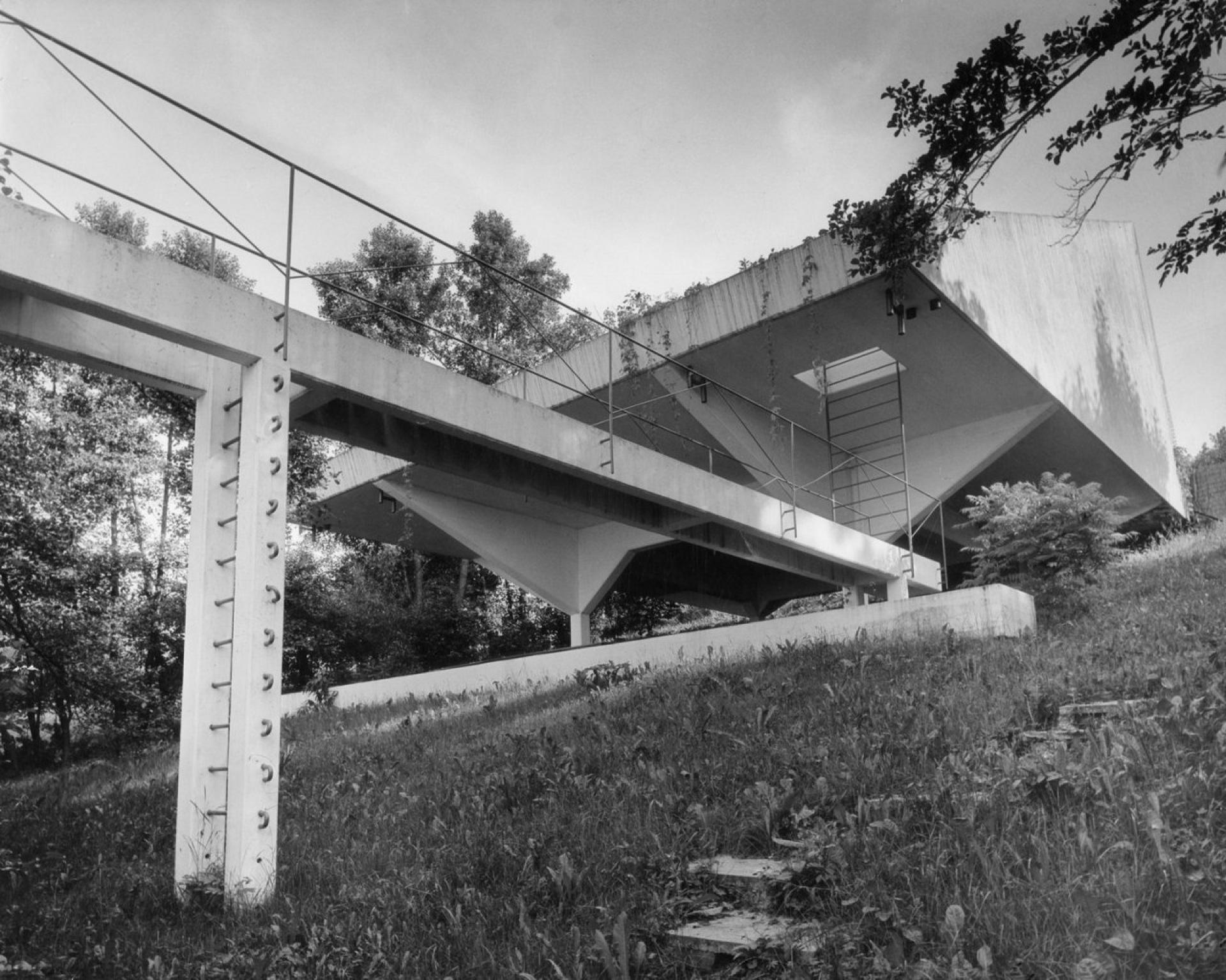 The house’s little bridge leading to the waters of Lake Constance. | Photo via Ruppenstein