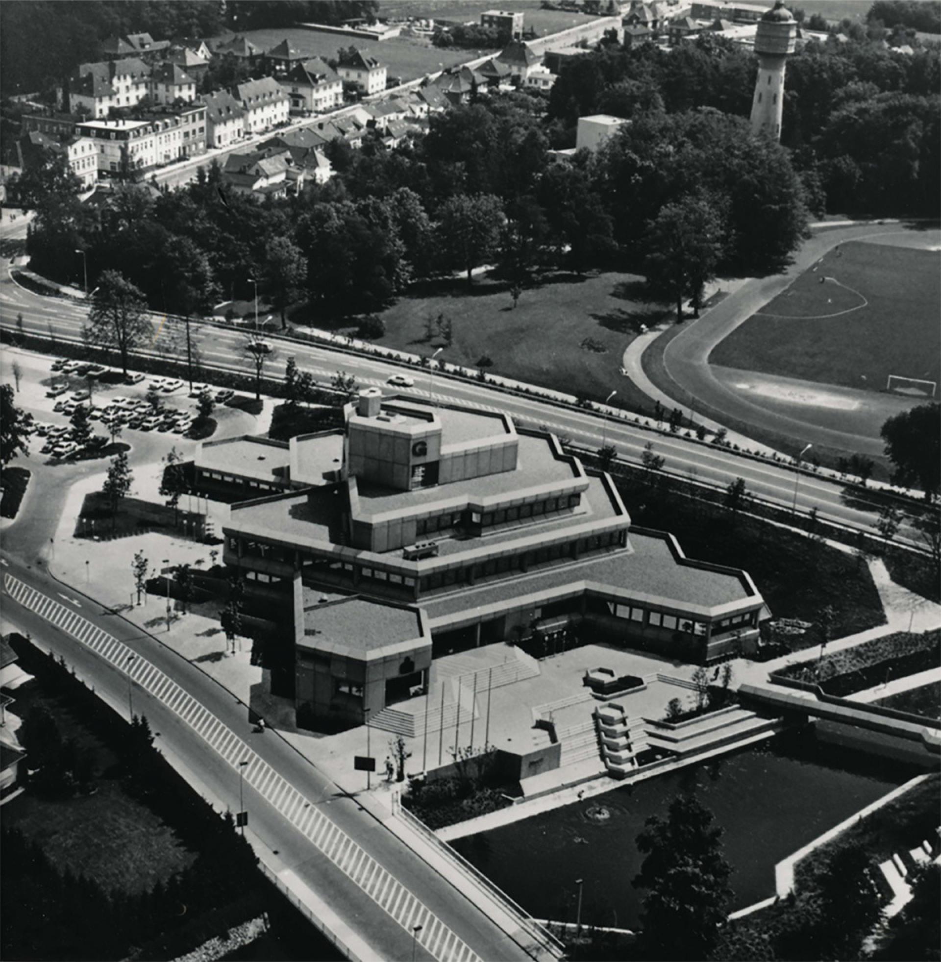 Aerial view of the town hall in 1975. | Photo via Baunetz