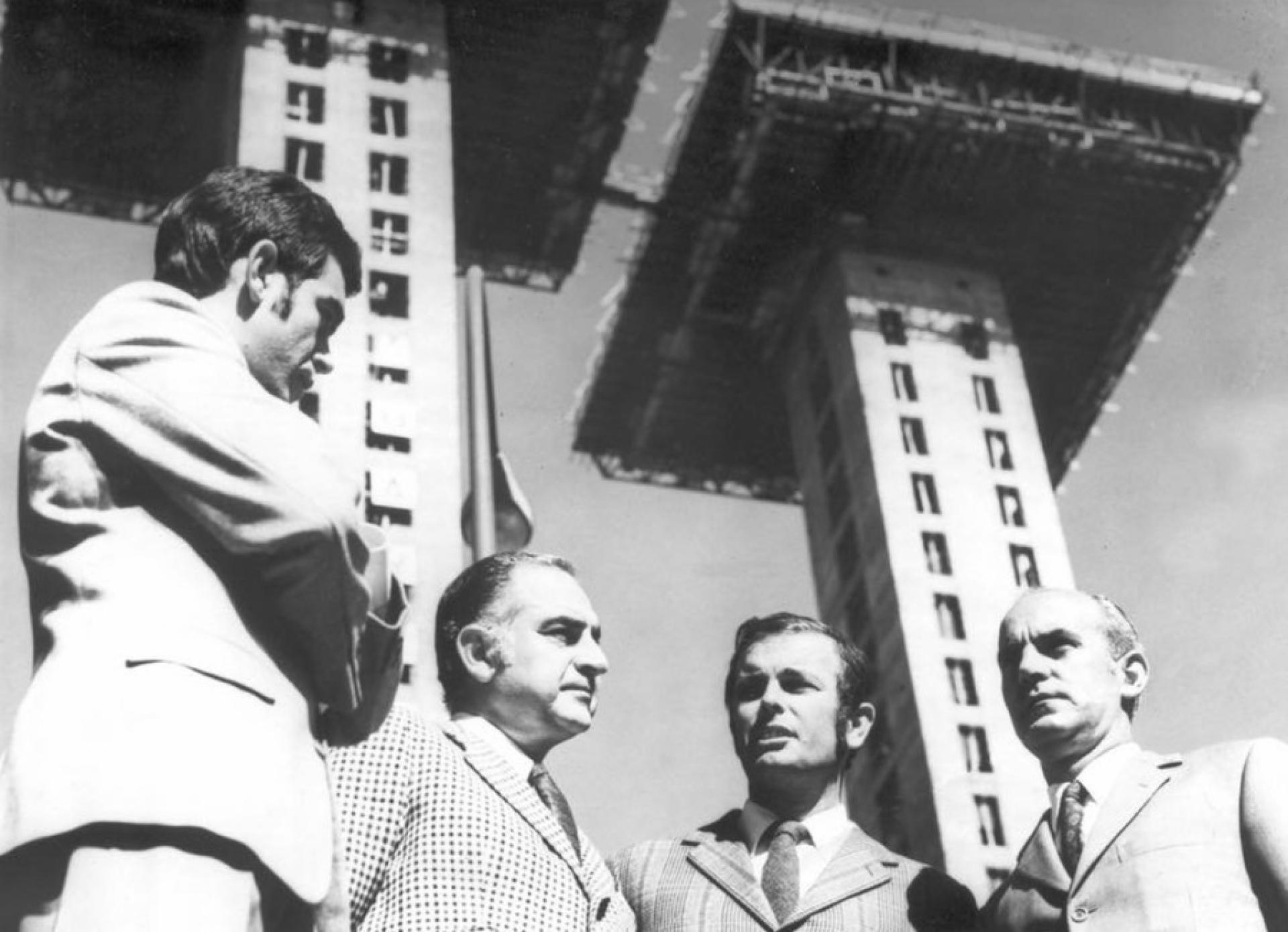 In order from left to right: Amador Lamela (Antonio’s brother), Antonio Lamela, Rudy Fliterman and José Veiga in front of the Colon Towers construction in Madrid. | Photo via Metalocus