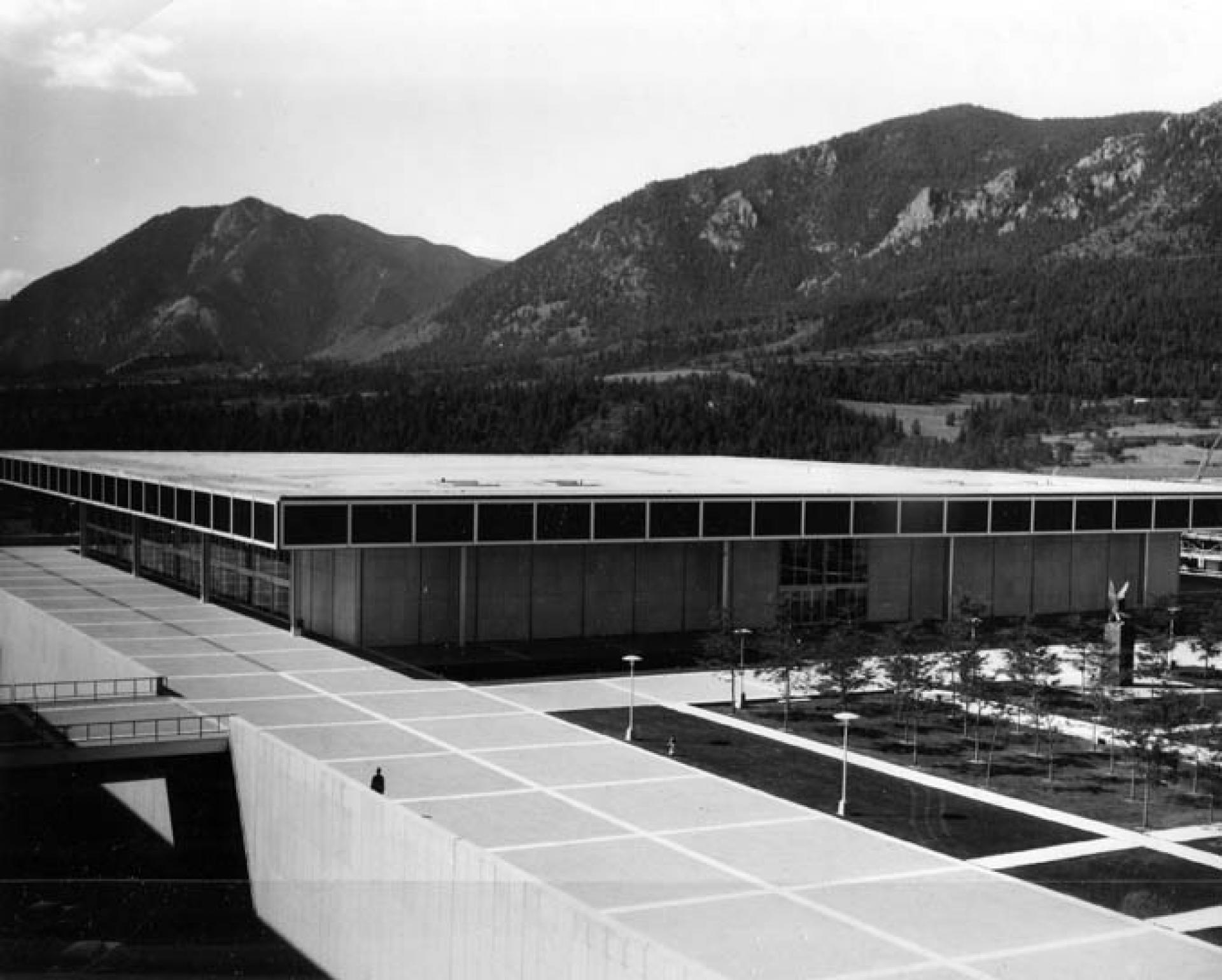 The dining hall’s interior of US Air Force Academy was column-free with a roof of steel trusses supported by sixteen columns. | Photo via Docomomo